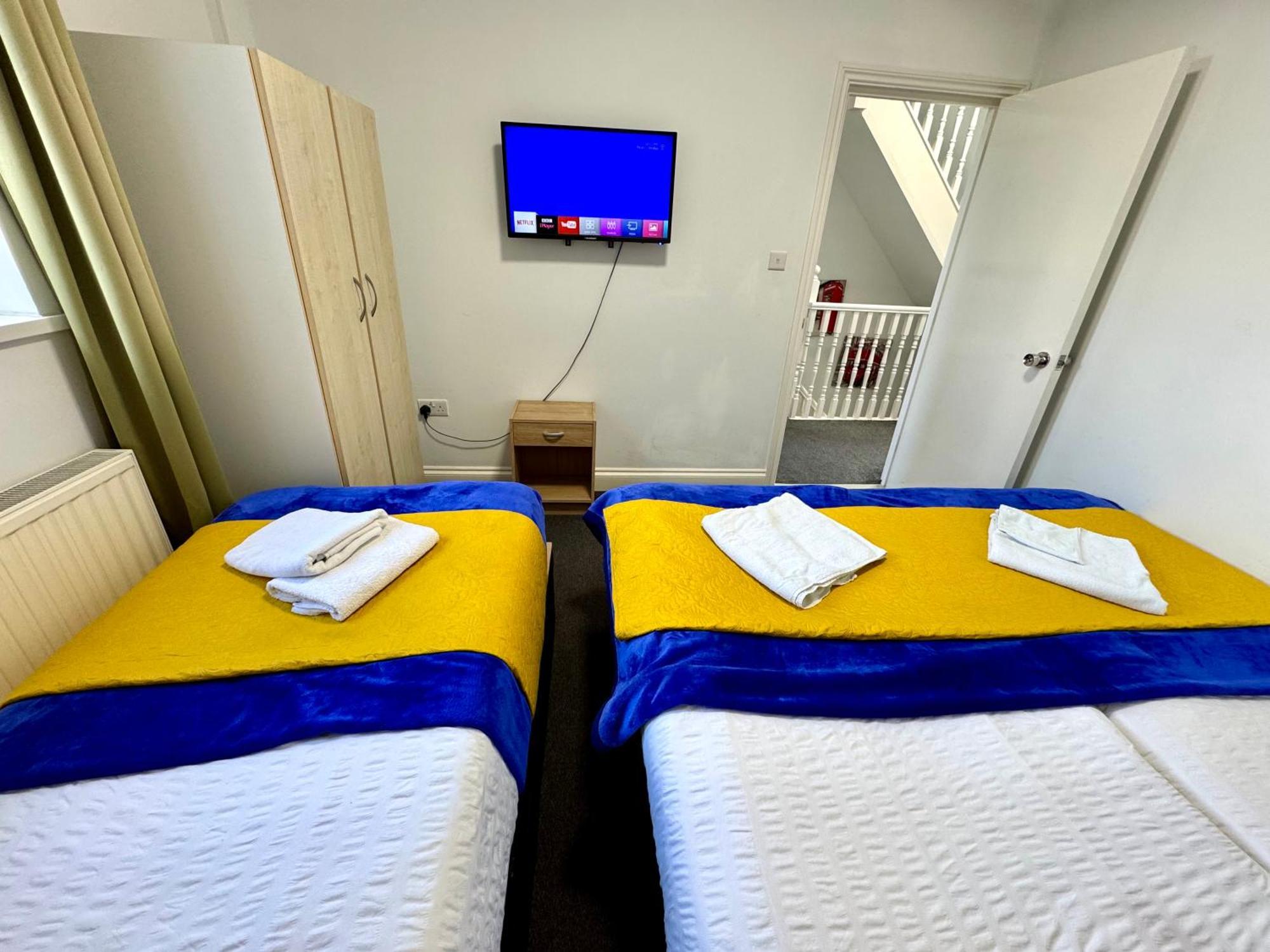 3 Bedrooms 3 Bathrooms Spacious House, Reception, Kitchen, Garden, Parking * London