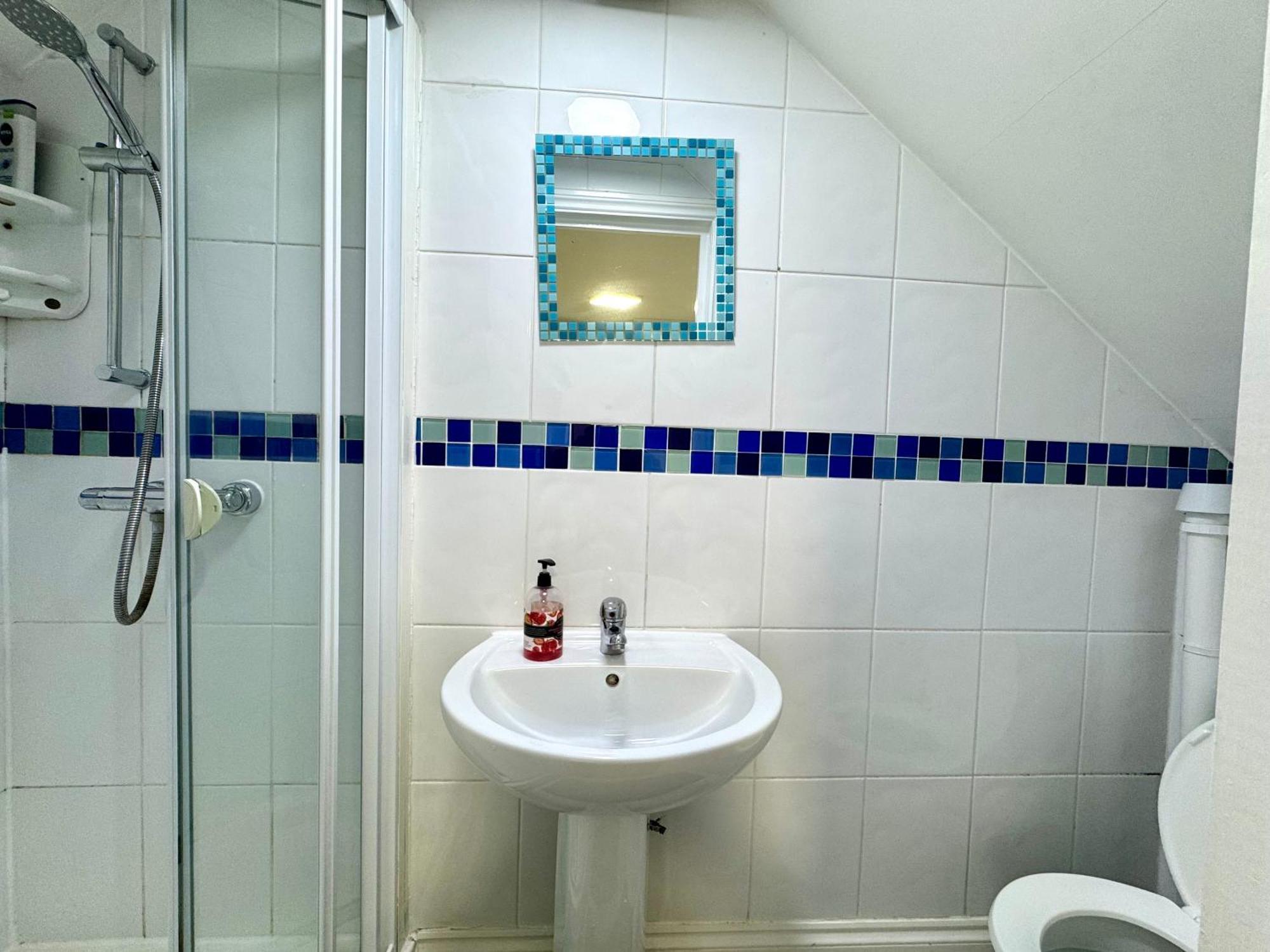 3 Bedrooms 3 Bathrooms Spacious House, Reception, Kitchen, Garden, Parking Apartment