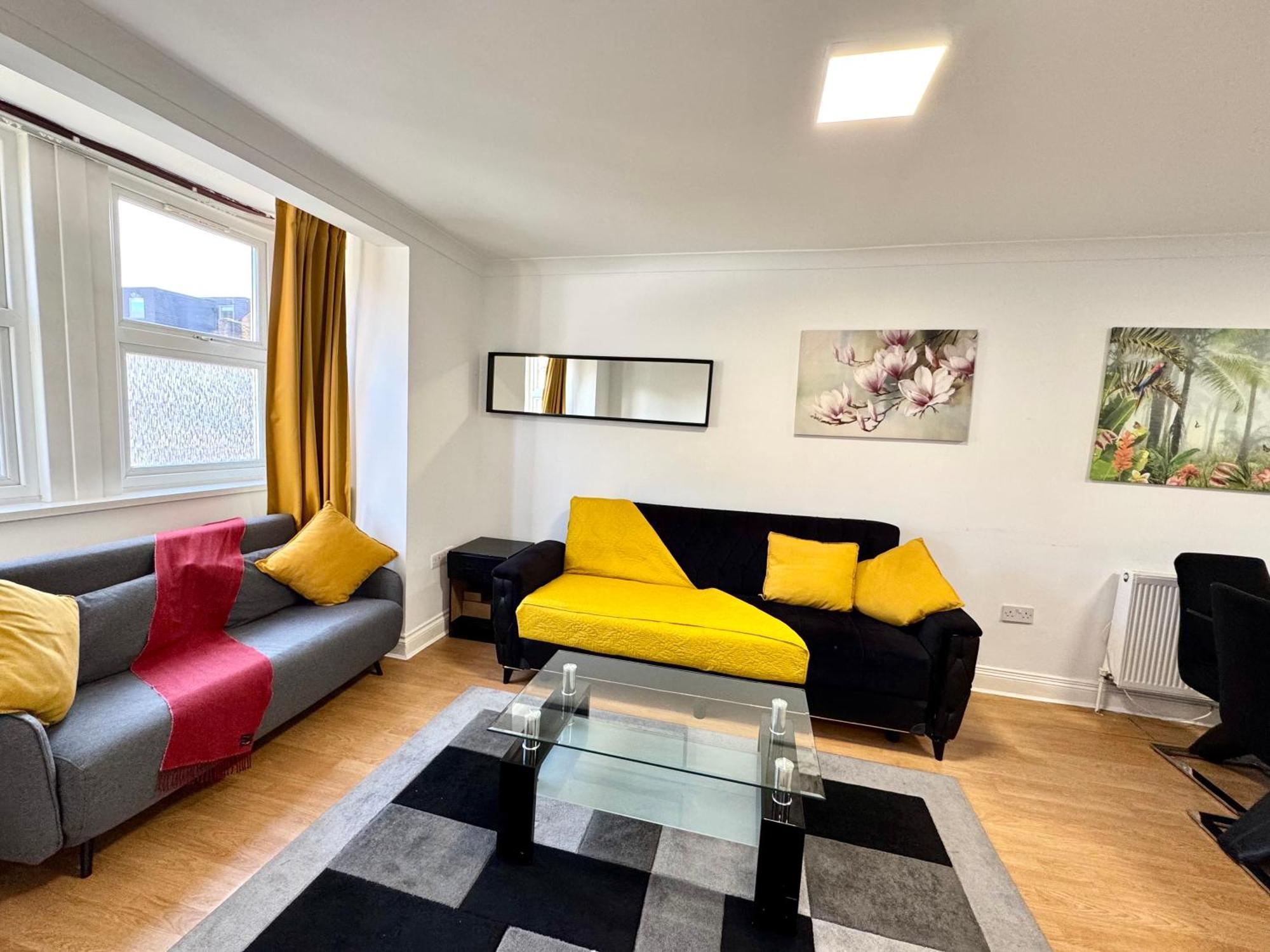 Apartment 3 Bedrooms 3 Bathrooms Spacious House, Reception, Kitchen, Garden, Parking