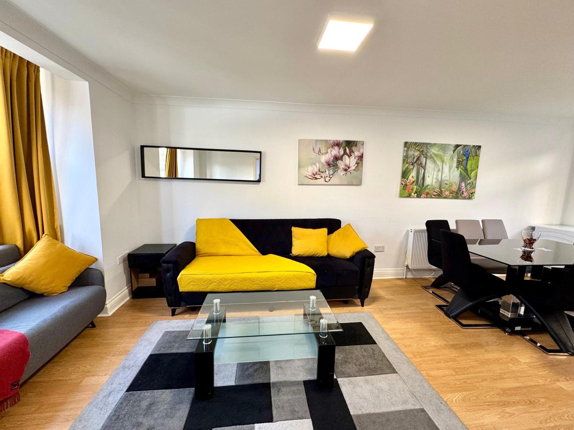 3 Bedrooms 3 Bathrooms Spacious House, Reception, Kitchen, Garden, Parking Apartment London