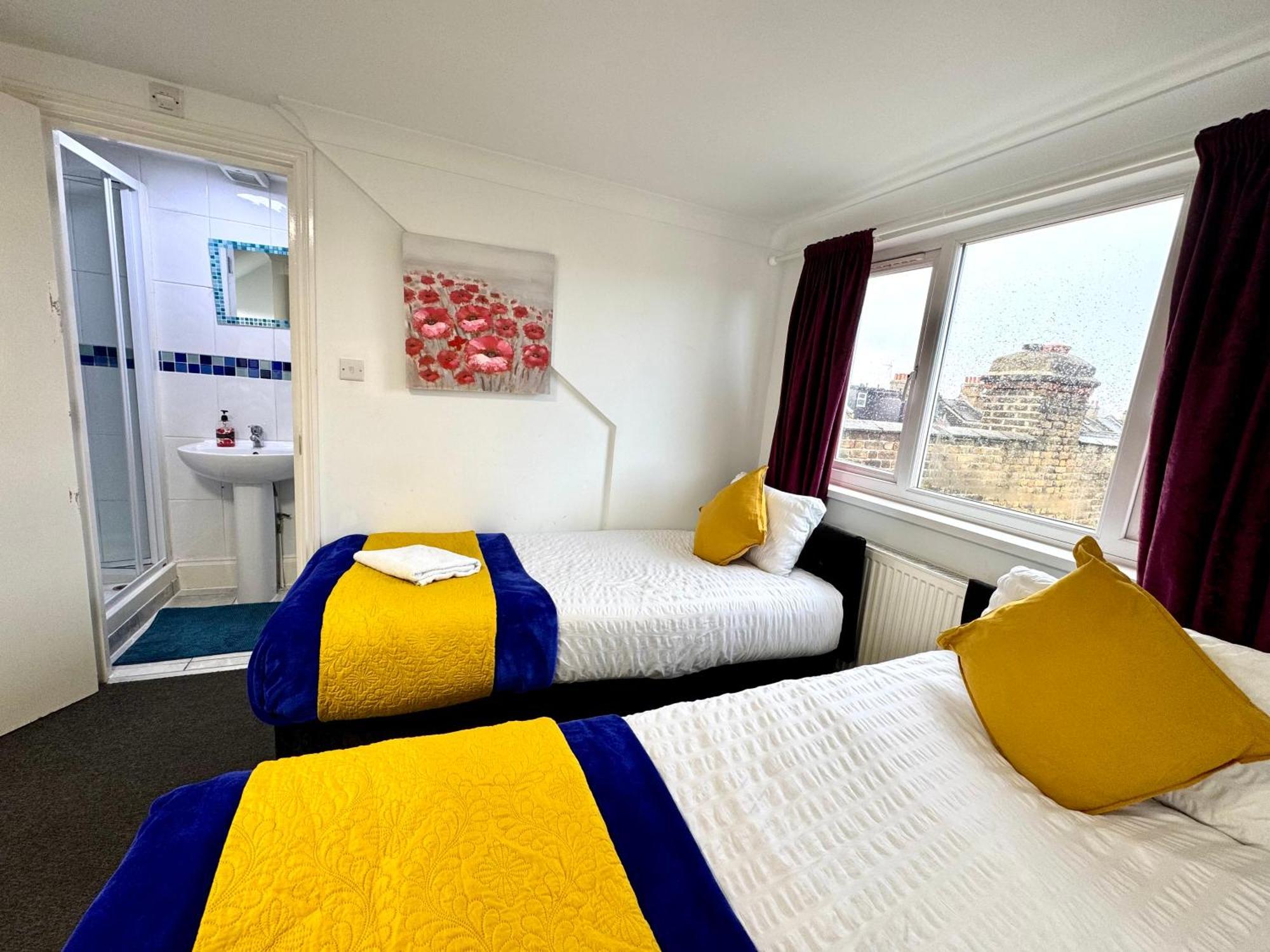 3 Bedrooms 3 Bathrooms Spacious House, Reception, Kitchen, Garden, Parking London