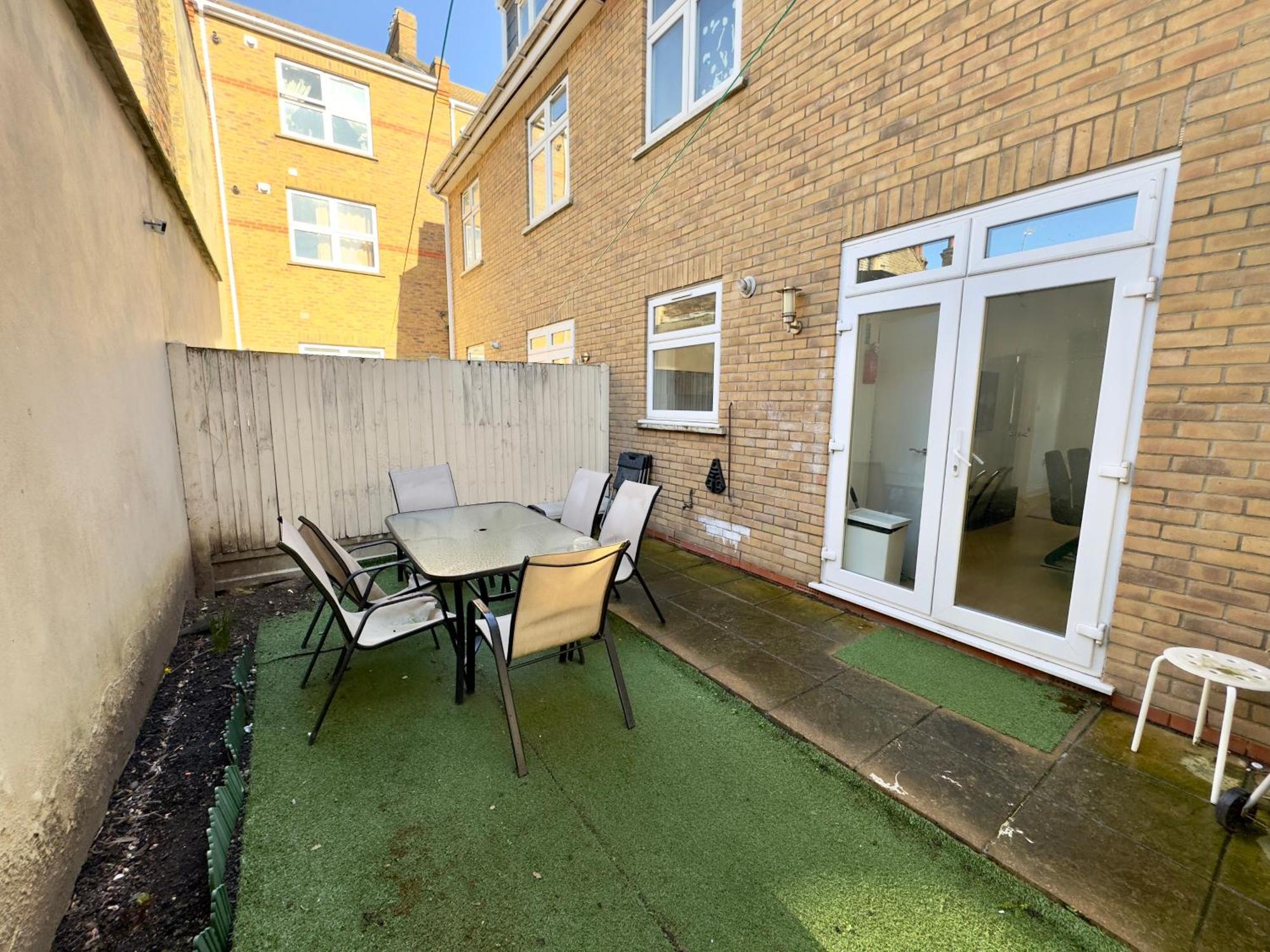 3 Bedrooms 3 Bathrooms Spacious House, Reception, Kitchen, Garden, Parking * London