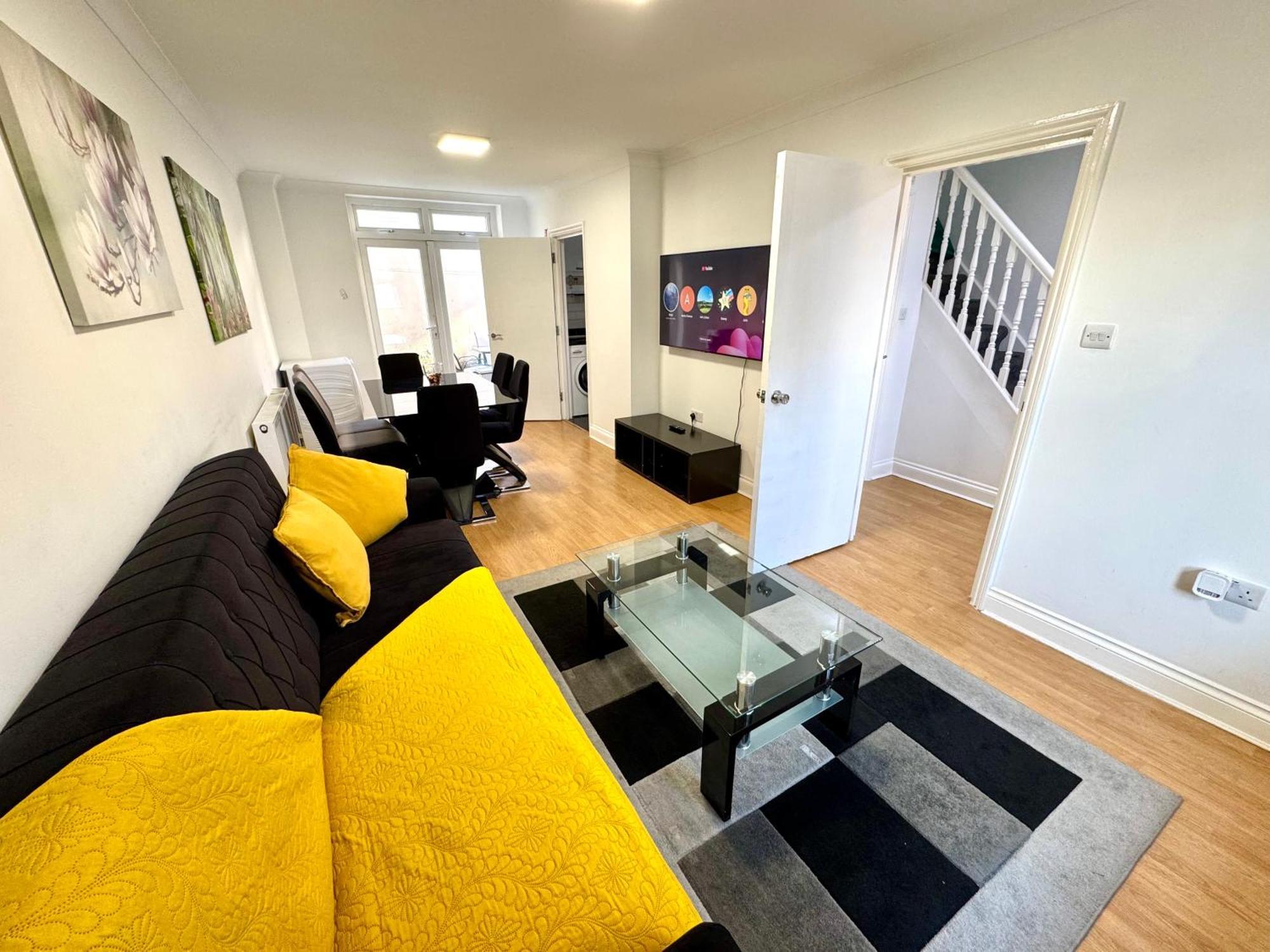 3 Bedrooms 3 Bathrooms Spacious House, Reception, Kitchen, Garden, Parking