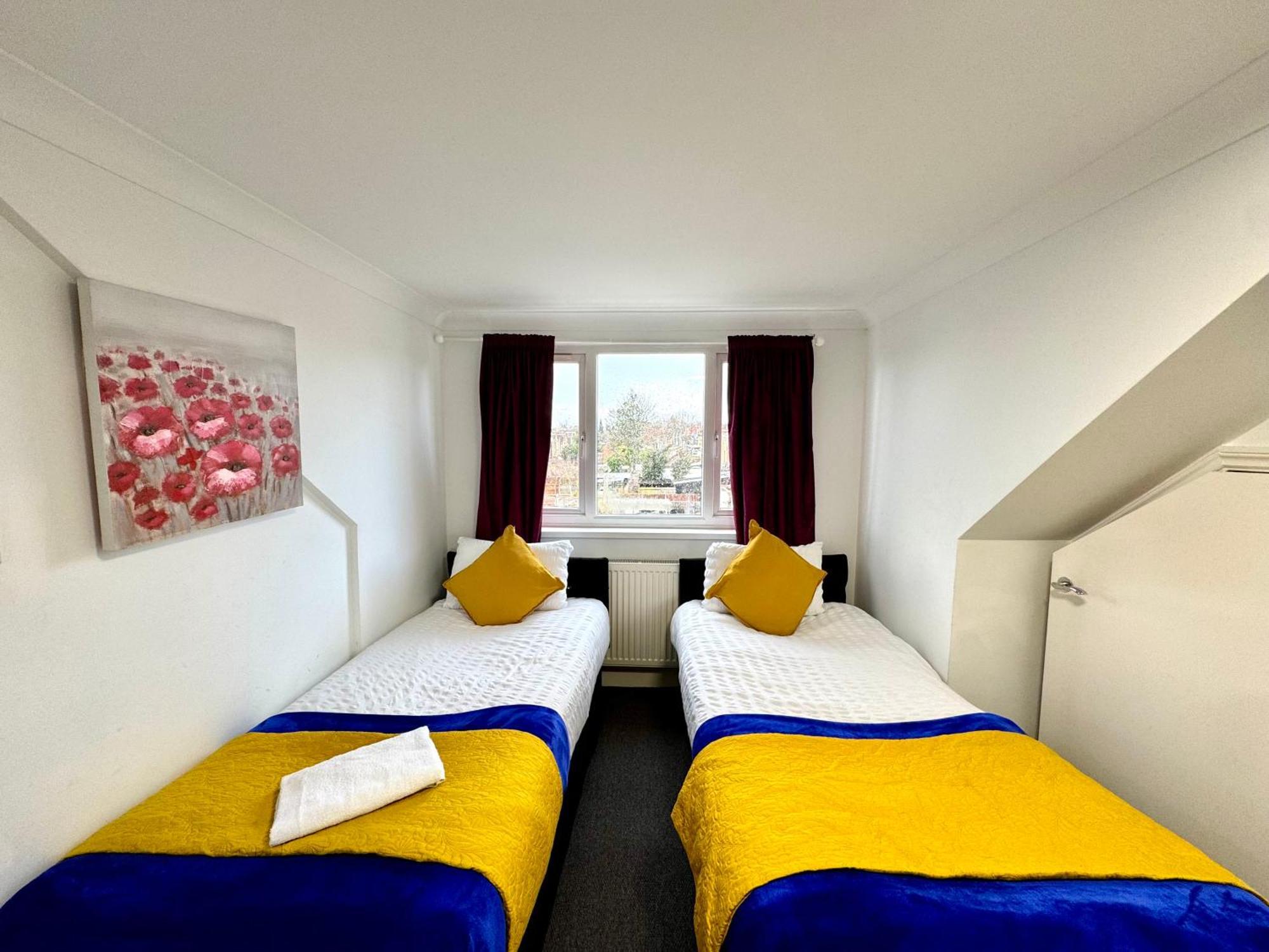 3 Bedrooms 3 Bathrooms Spacious House, Reception, Kitchen, Garden, Parking Apartment