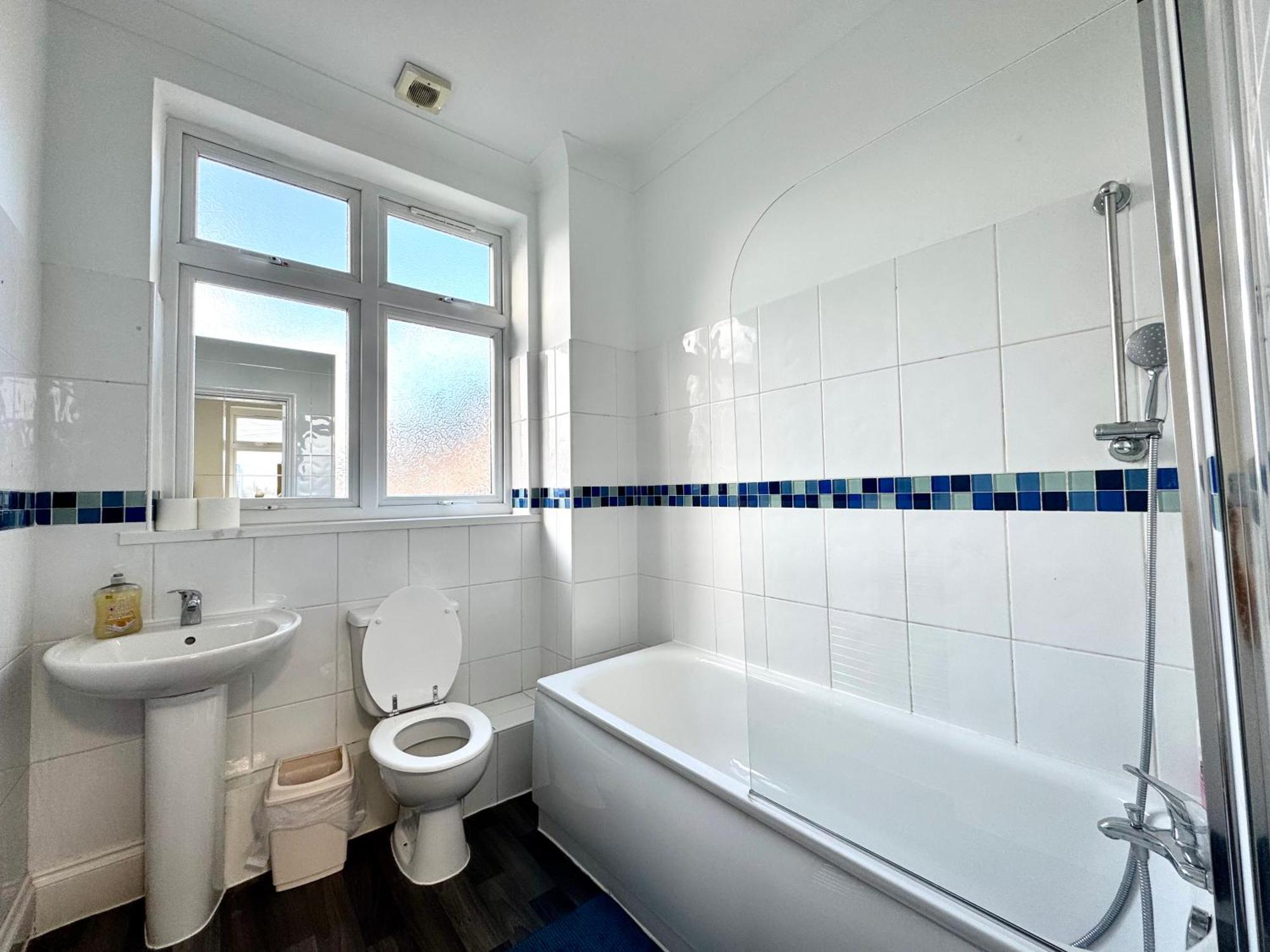 3 Bedrooms 3 Bathrooms Spacious House, Reception, Kitchen, Garden, Parking Apartment London