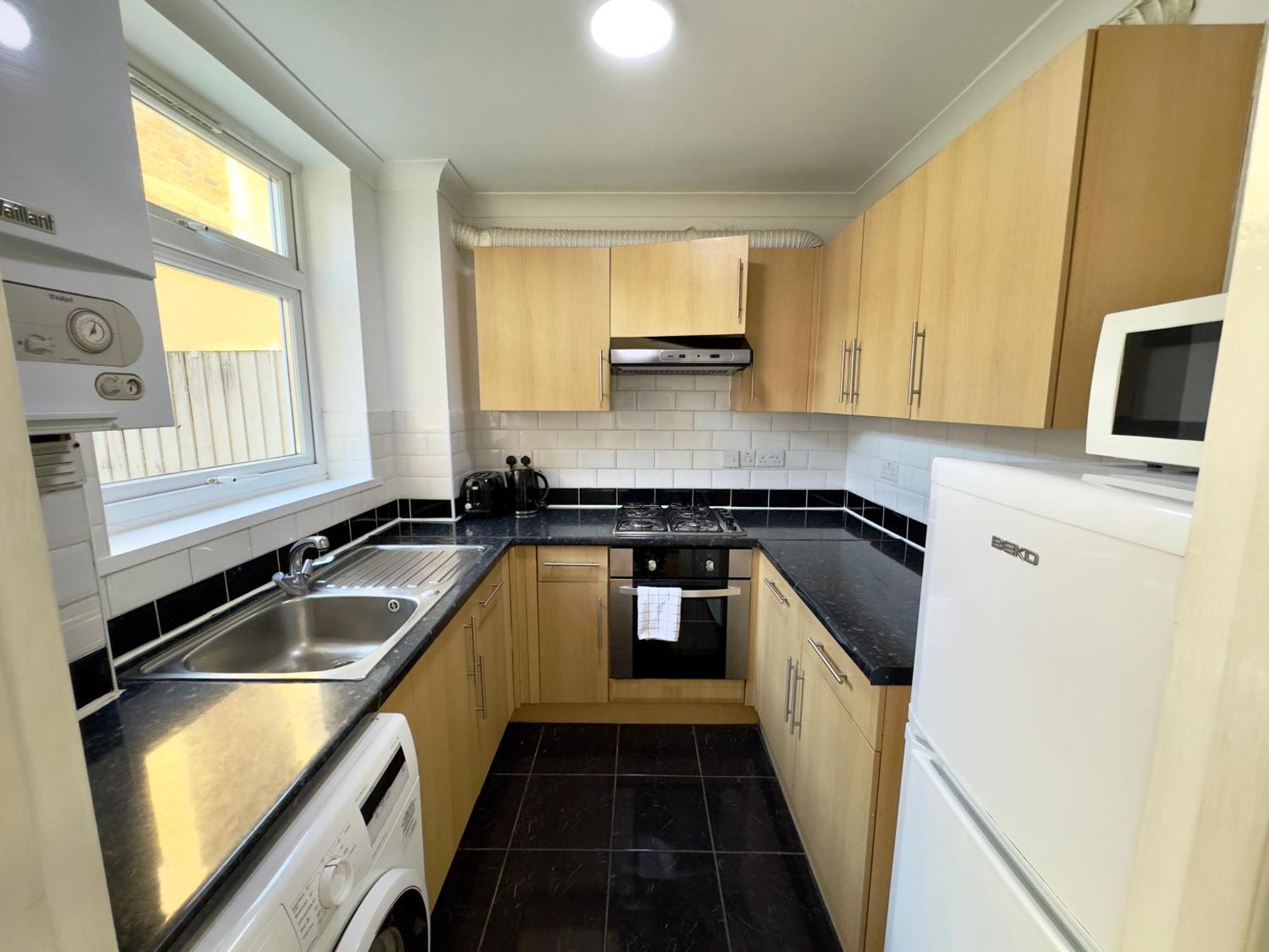 Apartment 3 Bedrooms 3 Bathrooms Spacious House, Reception, Kitchen, Garden, Parking London