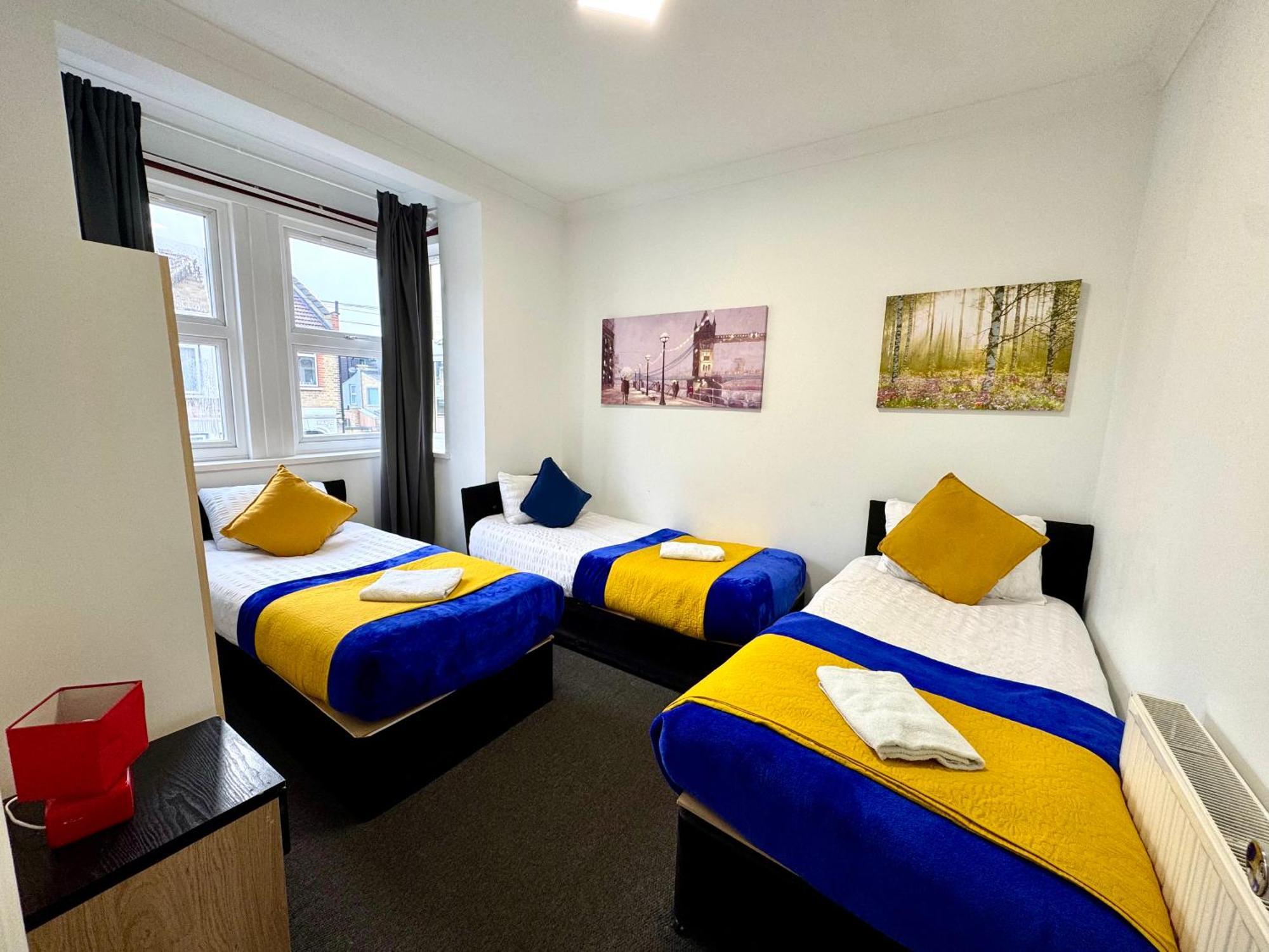 3 Bedrooms 3 Bathrooms Spacious House, Reception, Kitchen, Garden, Parking