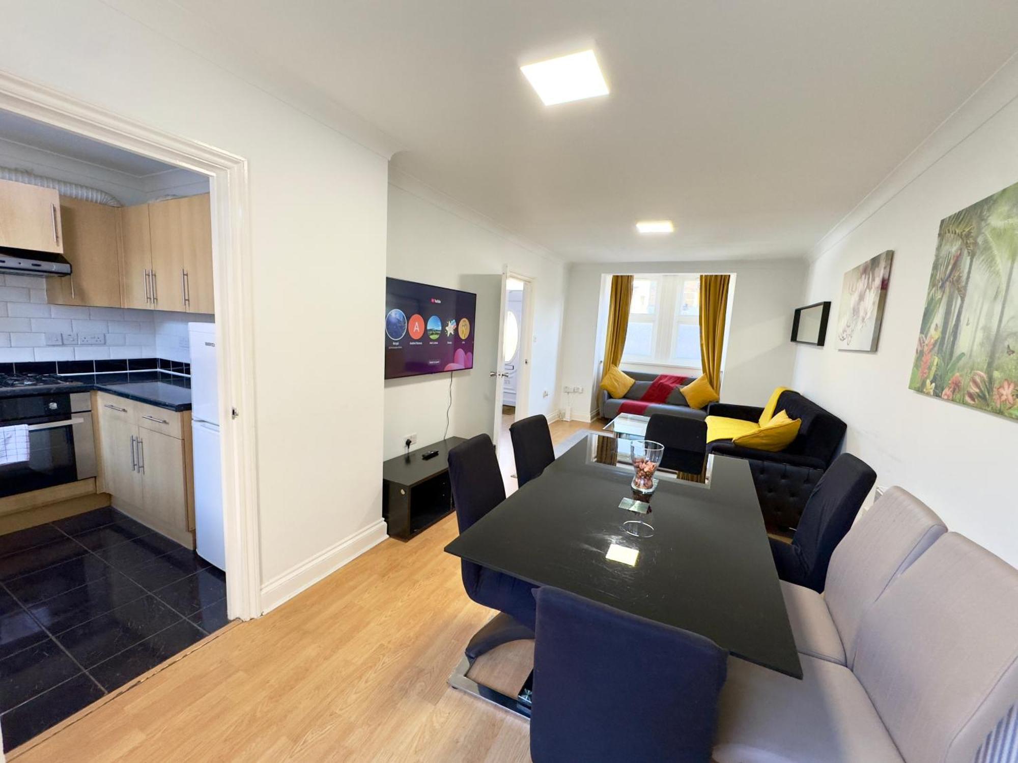 3 Bedrooms 3 Bathrooms Spacious House, Reception, Kitchen, Garden, Parking Apartment