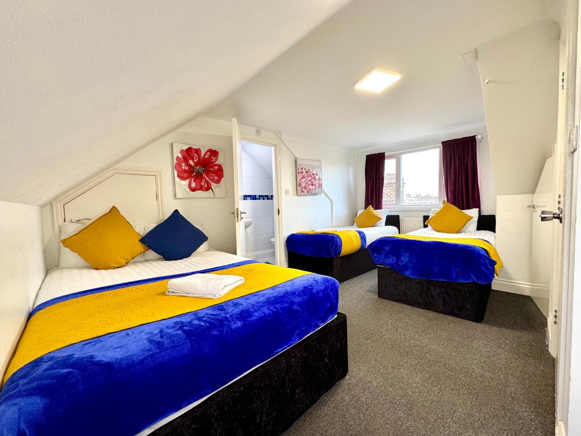 Apartment 3 Bedrooms 3 Bathrooms Spacious House, Reception, Kitchen, Garden, Parking