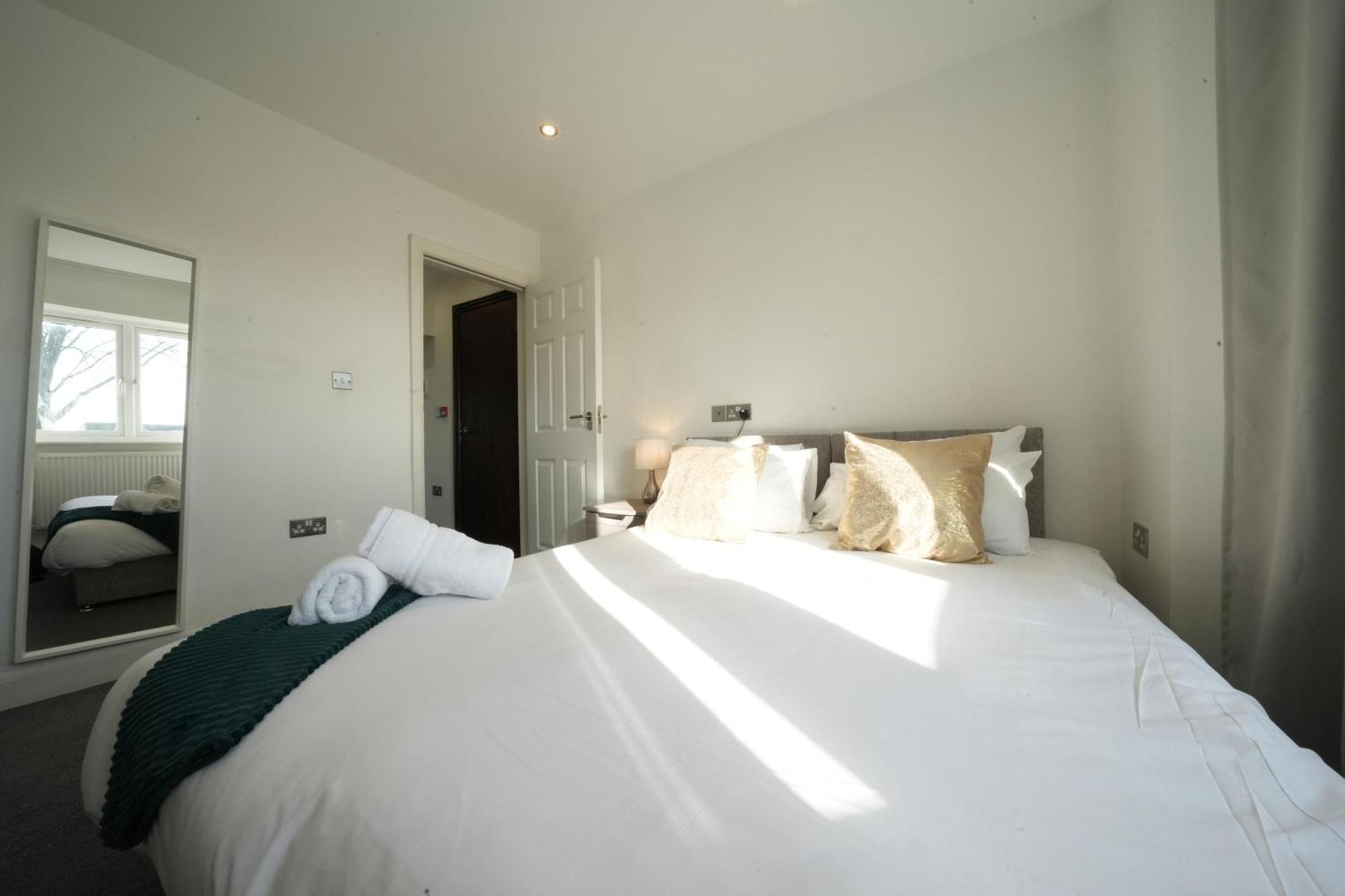 Hatton Apartments: Airport-adjacent With Free Parking And Underground Access * London