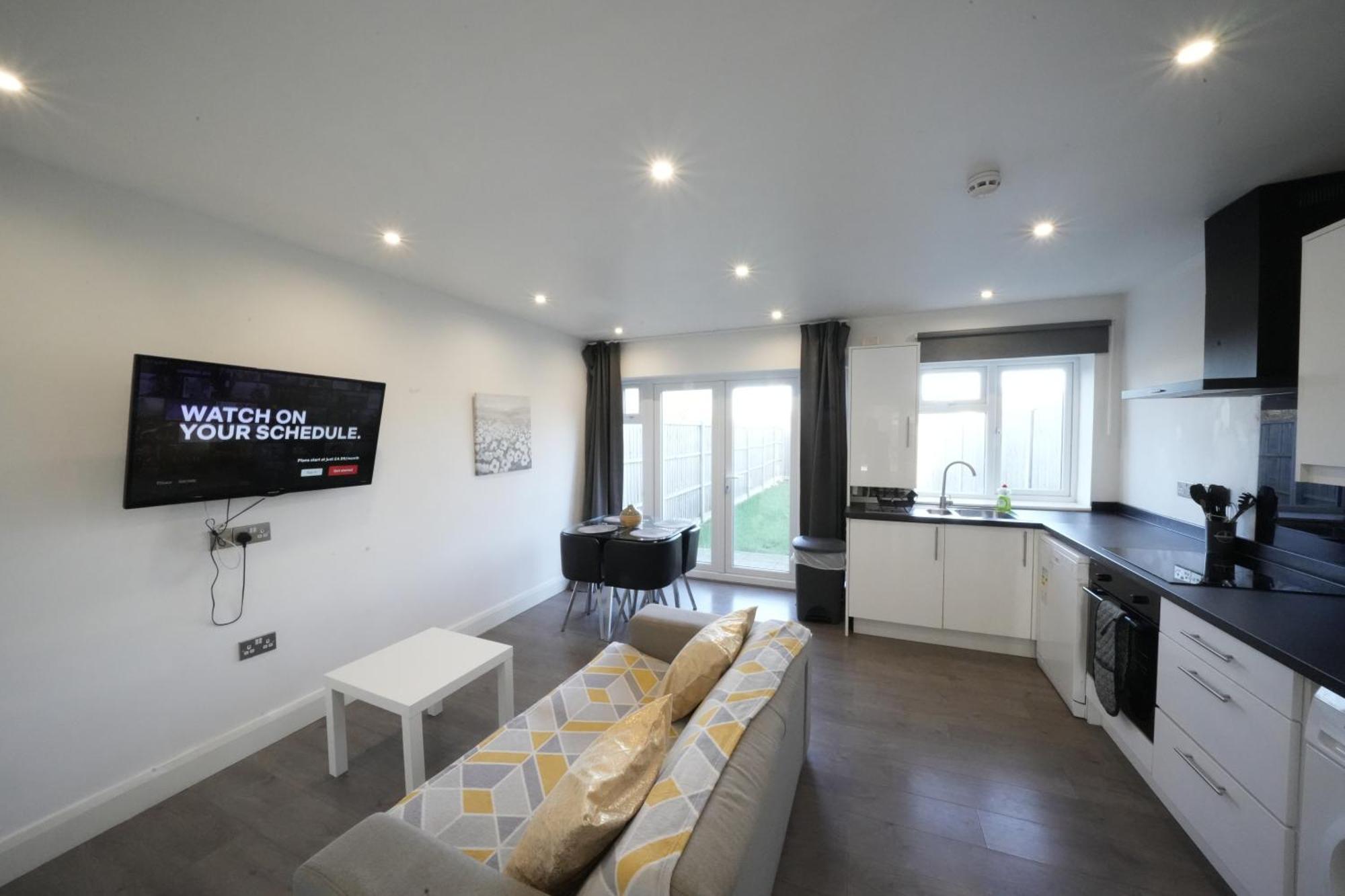 Hatton Apartments: Airport-adjacent With Free Parking And Underground Access Apartment London