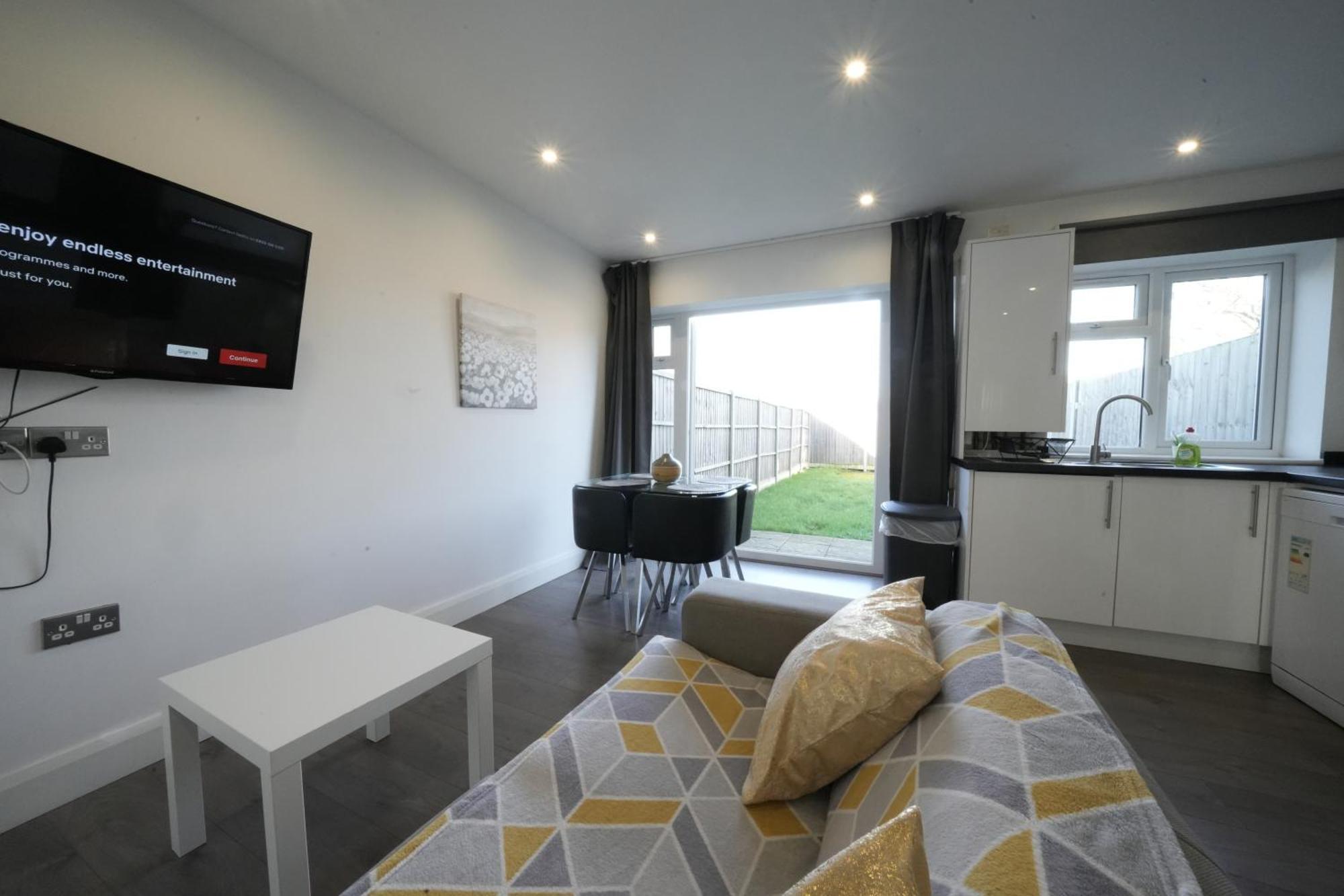 Hatton Apartments: Airport-adjacent With Free Parking And Underground Access Apartamento Londres