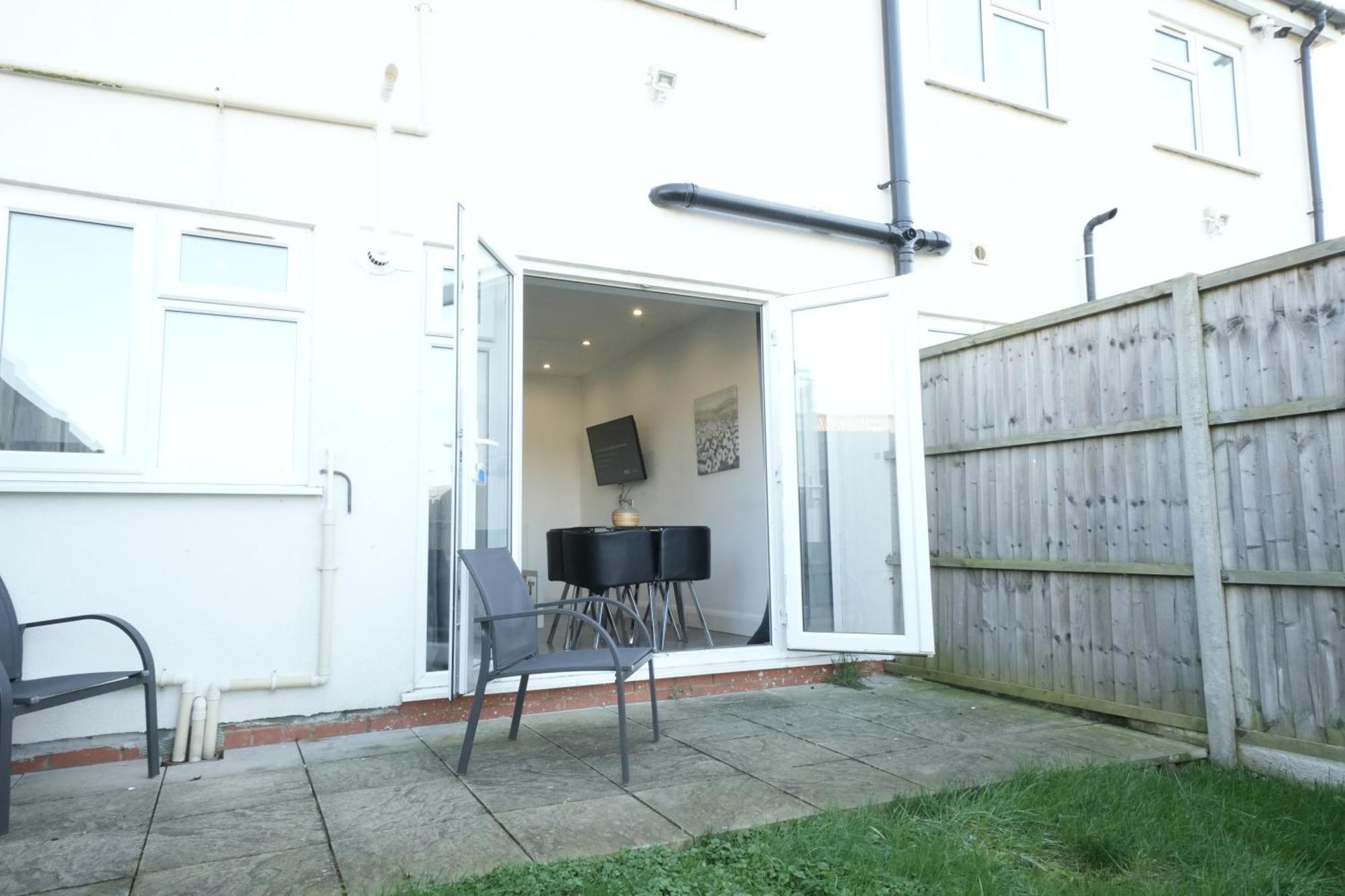 Hatton Apartments: Airport-adjacent With Free Parking And Underground Access
