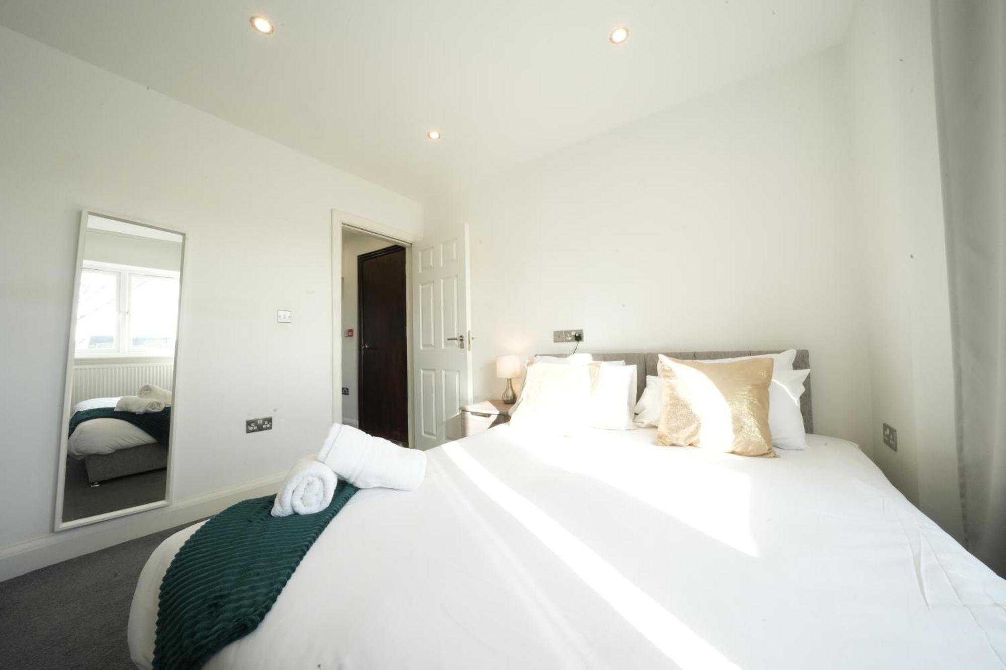 Hatton Apartments: Airport-adjacent With Free Parking And Underground Access * London