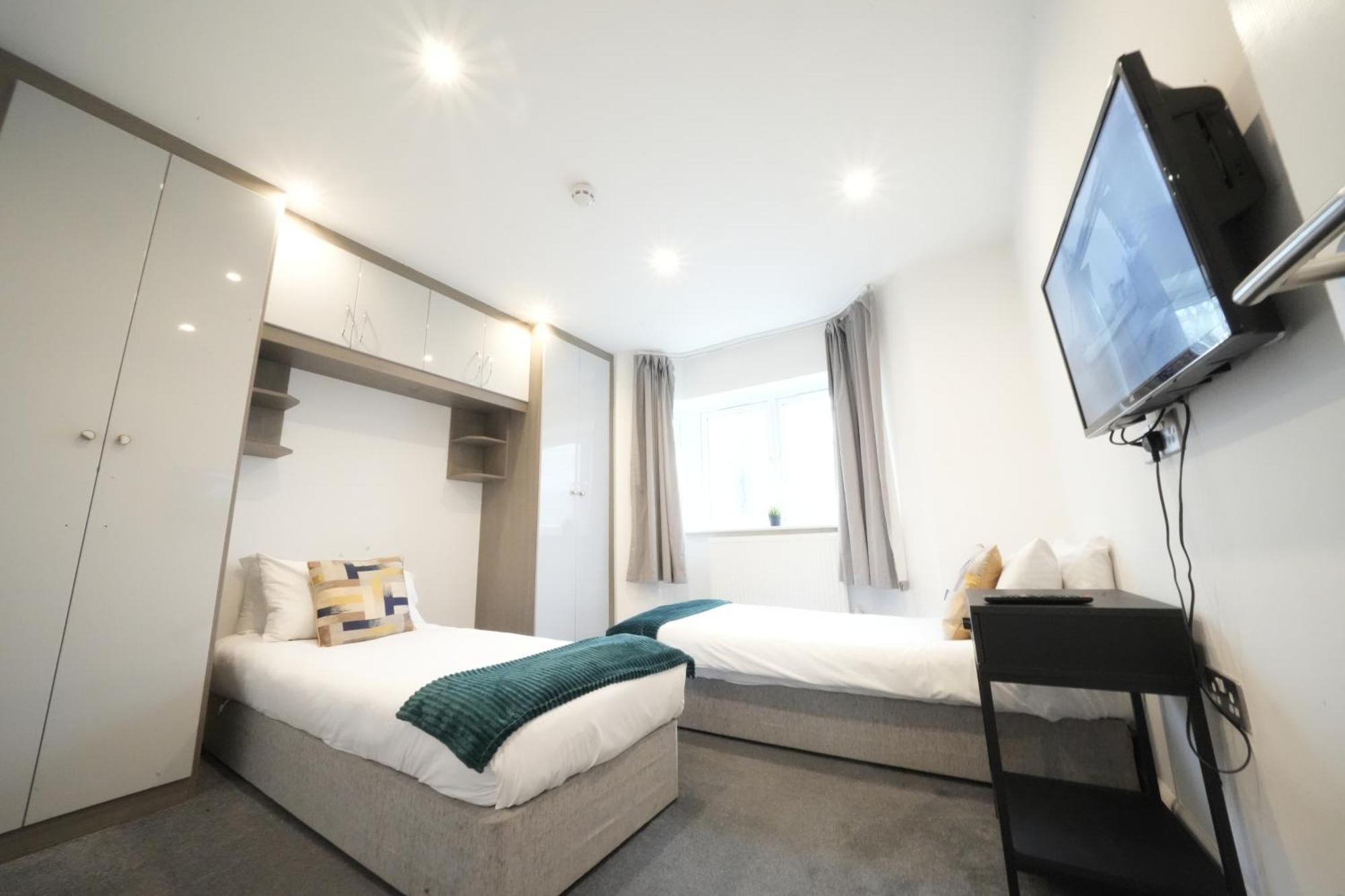 Hatton Apartments: Airport-adjacent With Free Parking And Underground Access Apartment London