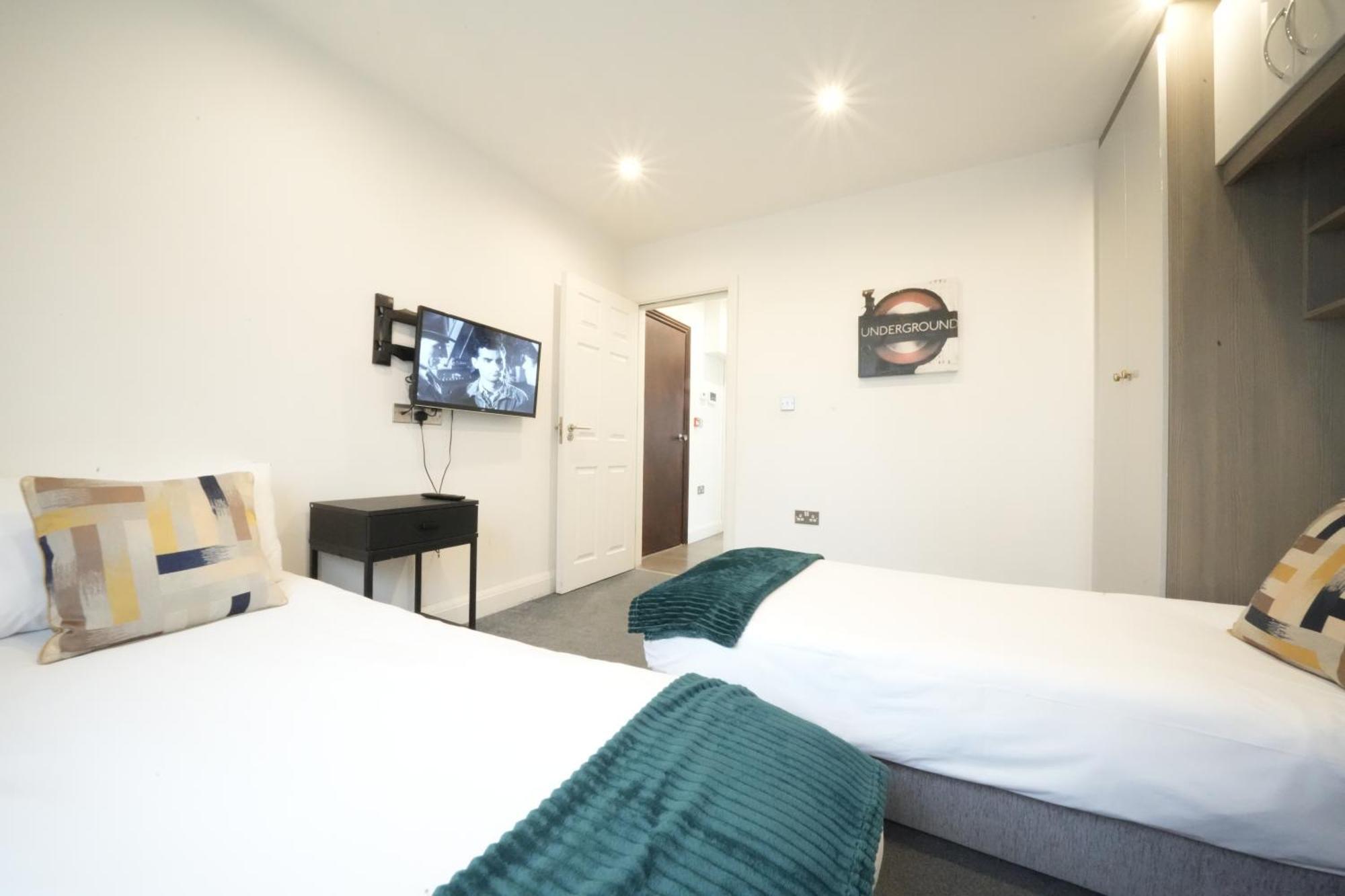 Hatton Apartments: Airport-adjacent With Free Parking And Underground Access * London