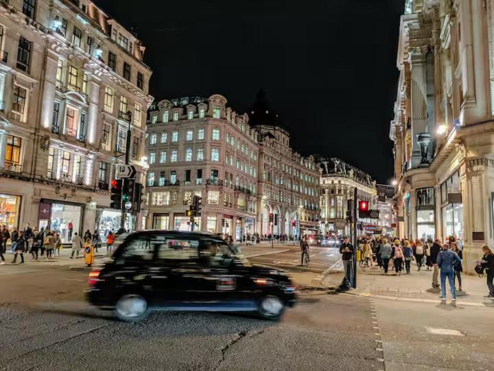 Shh! Oxford St Dream-come-true Fam Design Hot Spot * London