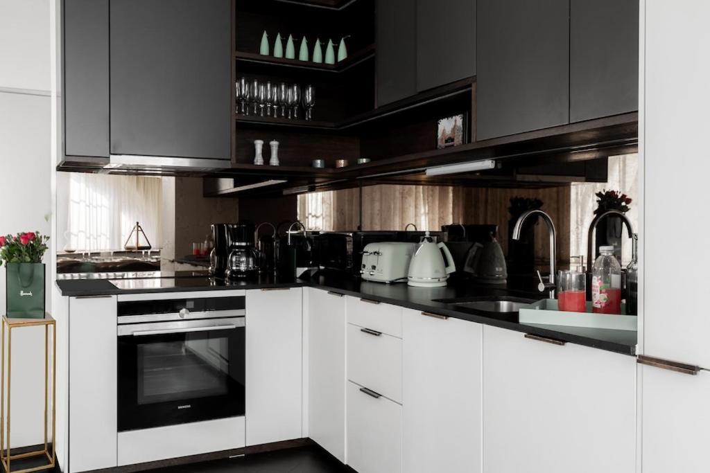Shh! Oxford St Dream-come-true Fam Design Hot Spot Apartment *
