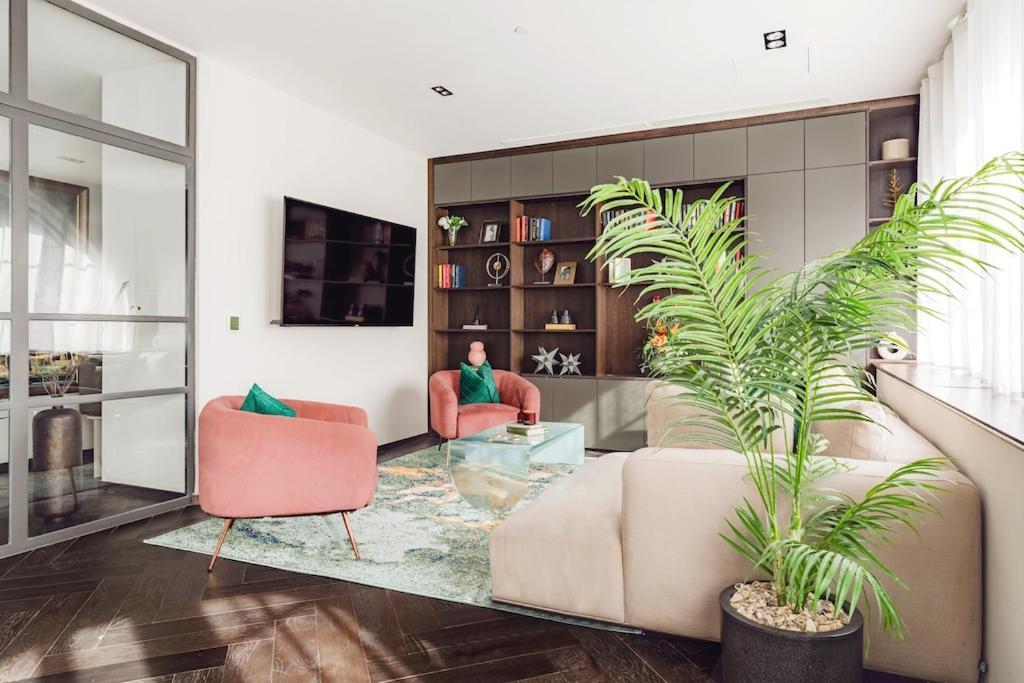 Shh! Oxford St Dream-come-true Fam Design Hot Spot