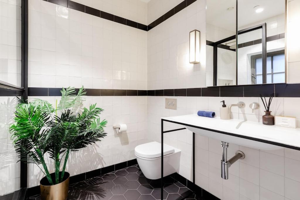 Shh! Oxford St Dream-come-true Fam Design Hot Spot * London