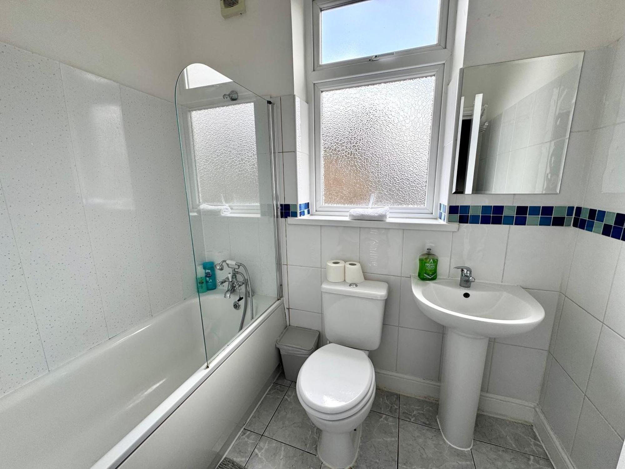 4 Bedrooms House, 3 Bathrooms , Separate Reception, Full Kitchen, Garden, Parking Casa de férias *