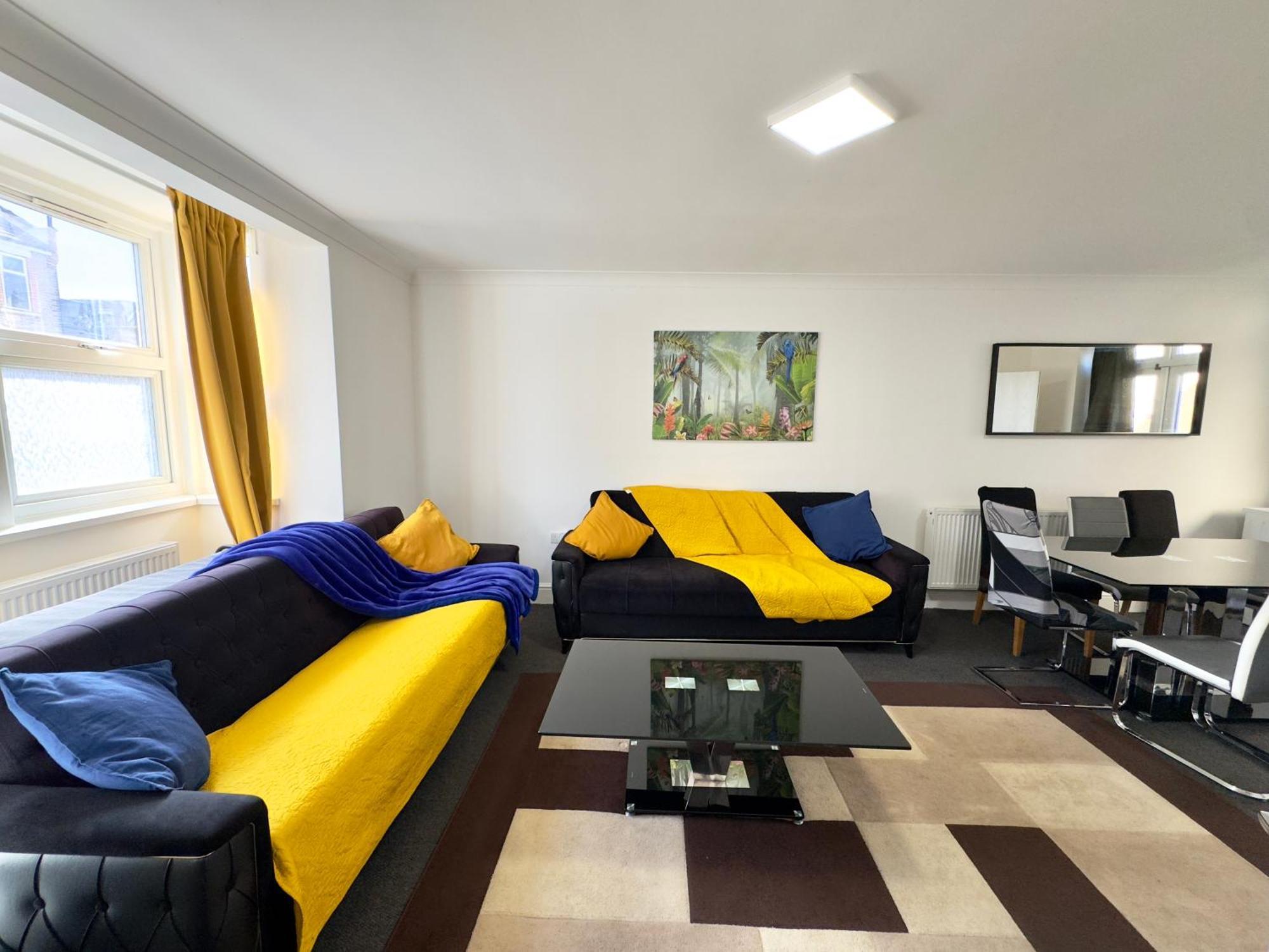 4 Bedrooms House, 3 Bathrooms , Separate Reception, Full Kitchen, Garden, Parking Casa de férias *