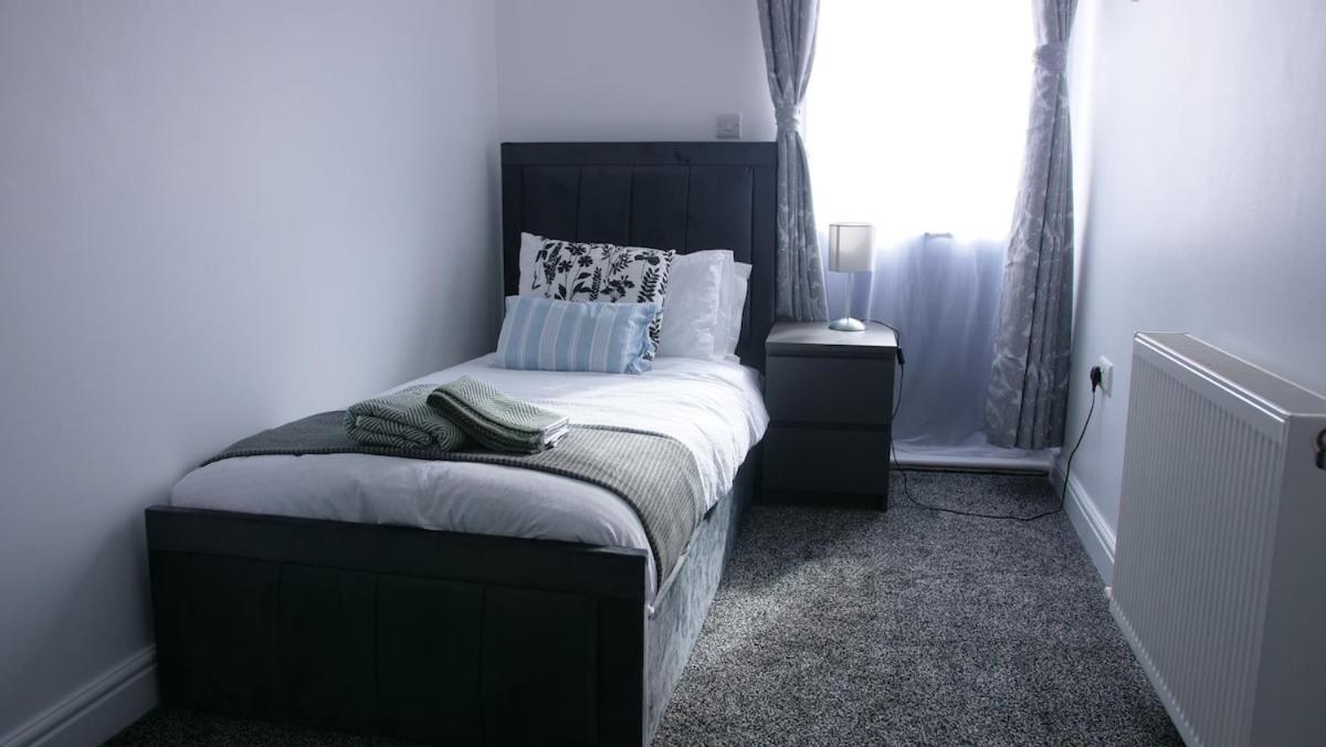 Stylish 4 Bd Ft Ldn Parking Apartment *