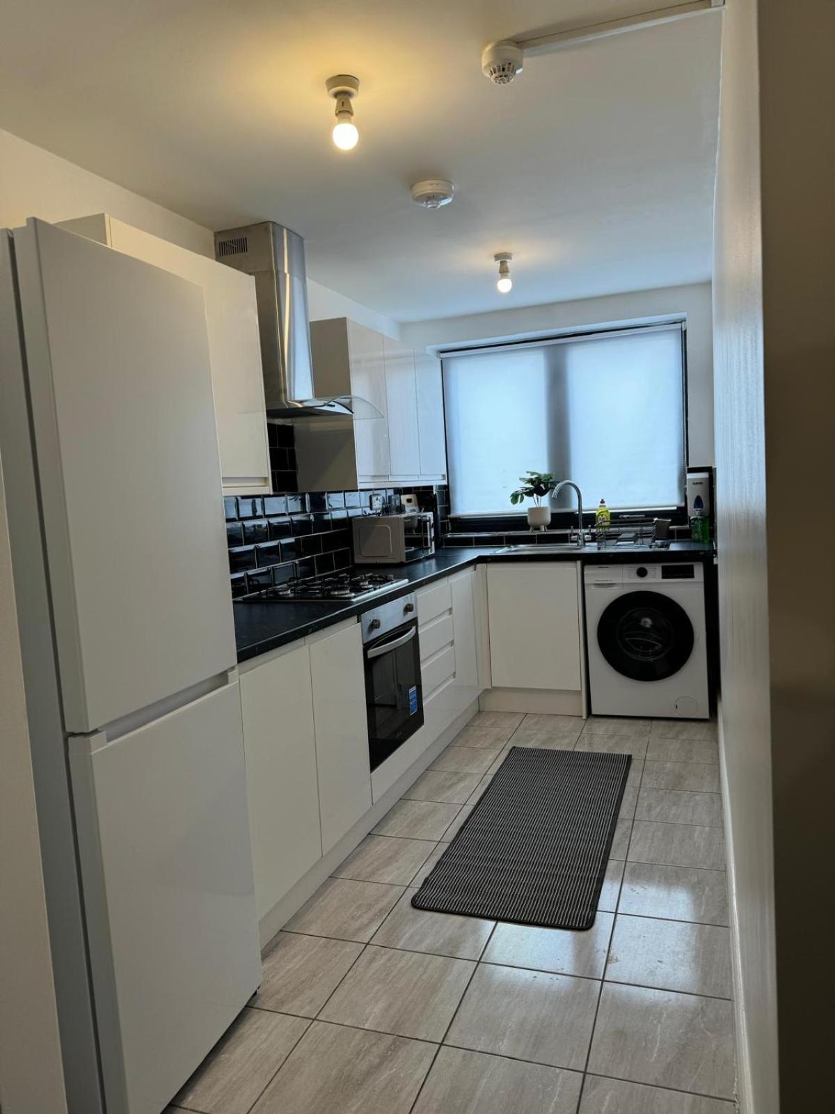Stylish 4 Bd Ft Ldn Parking Apartment