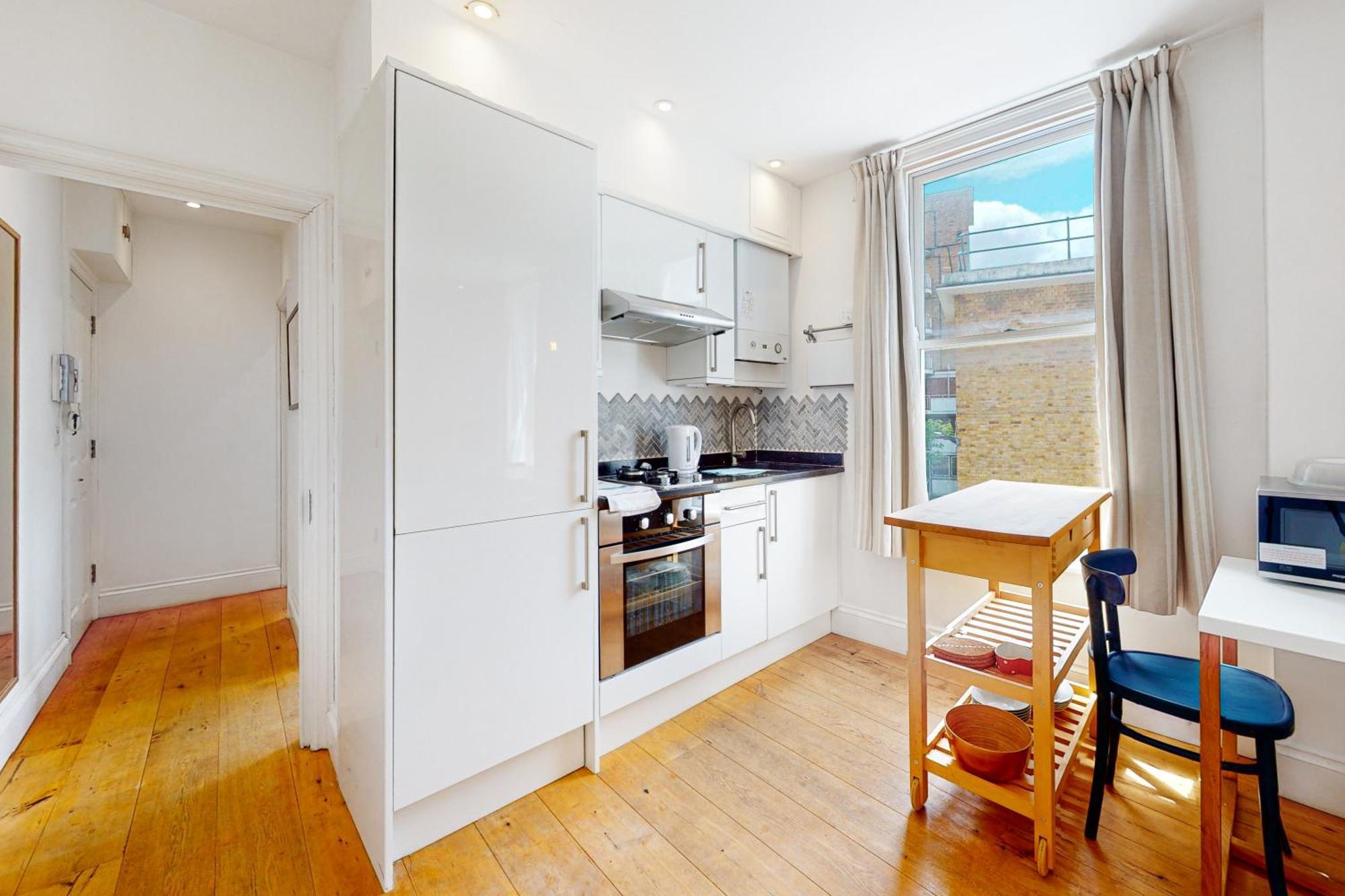 Bright 1bed 4min Walk From Metro Apartment *