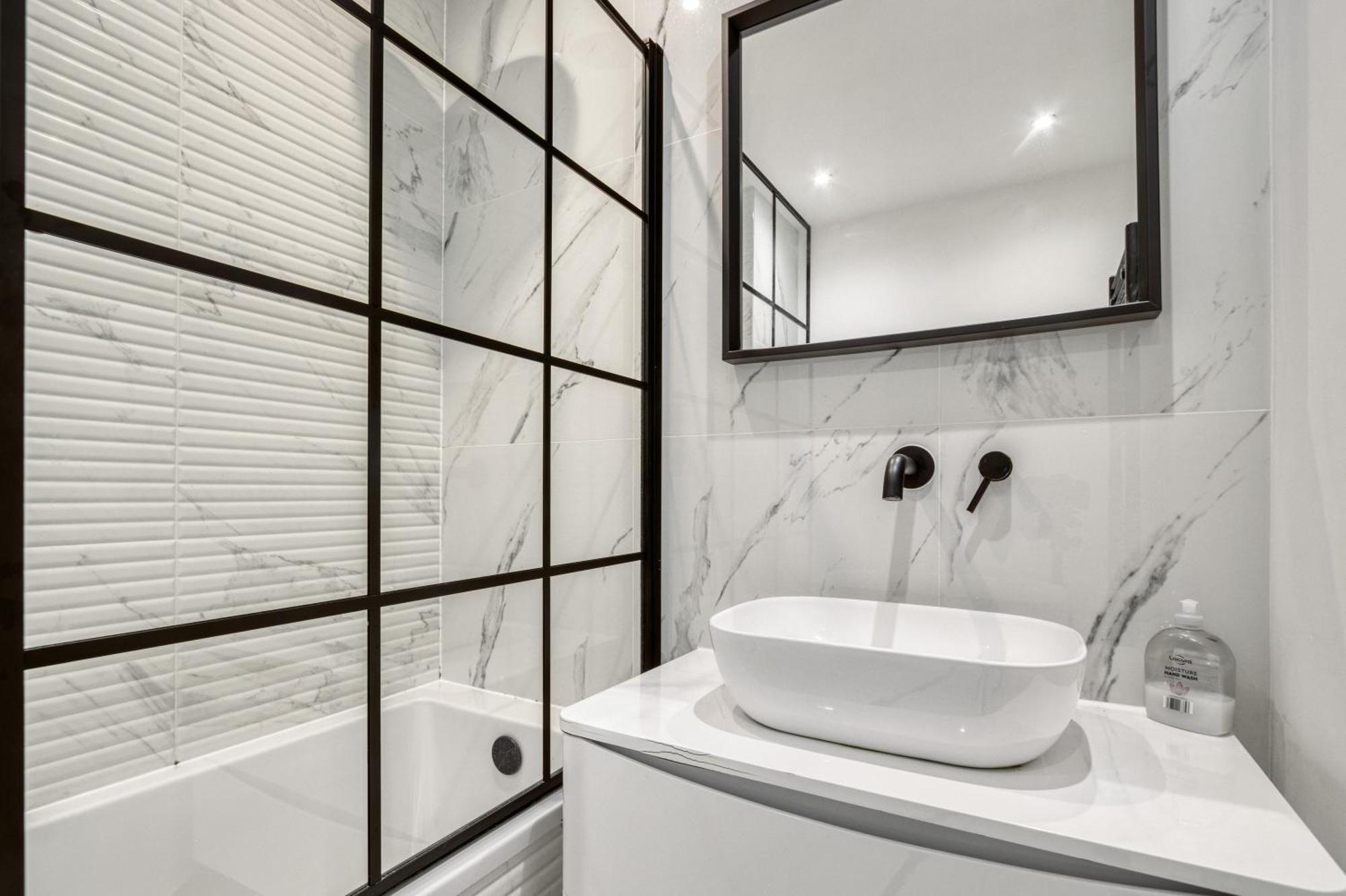 Unique Stylish Duplex 2br 2ba Balcony Apartment *