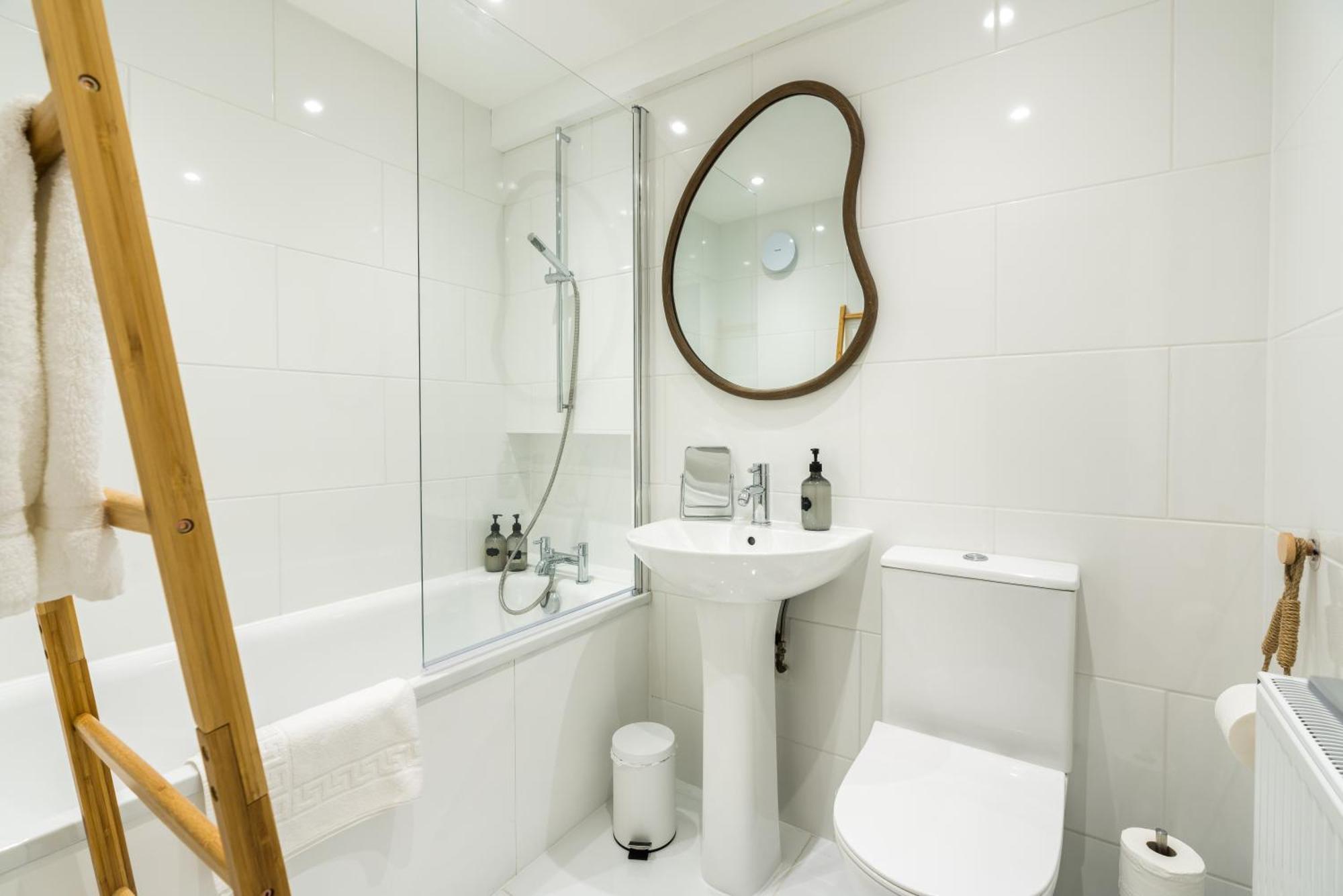 One Bedroom And 2 Bed In South Kensington-very Lively Area *