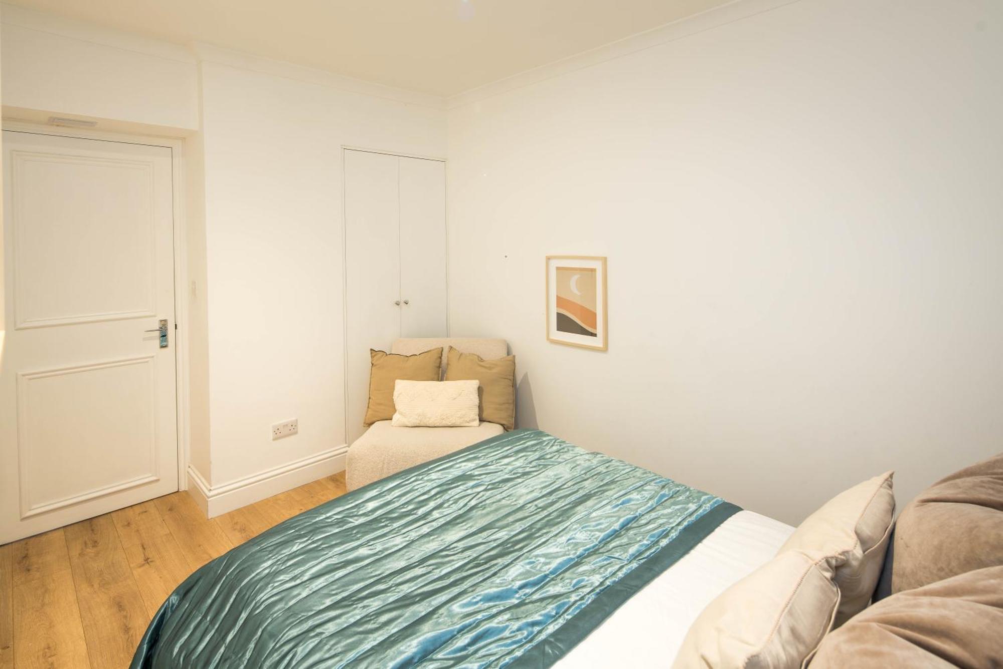 One Bedroom And 2 Bed In South Kensington-very Lively Area Apartment