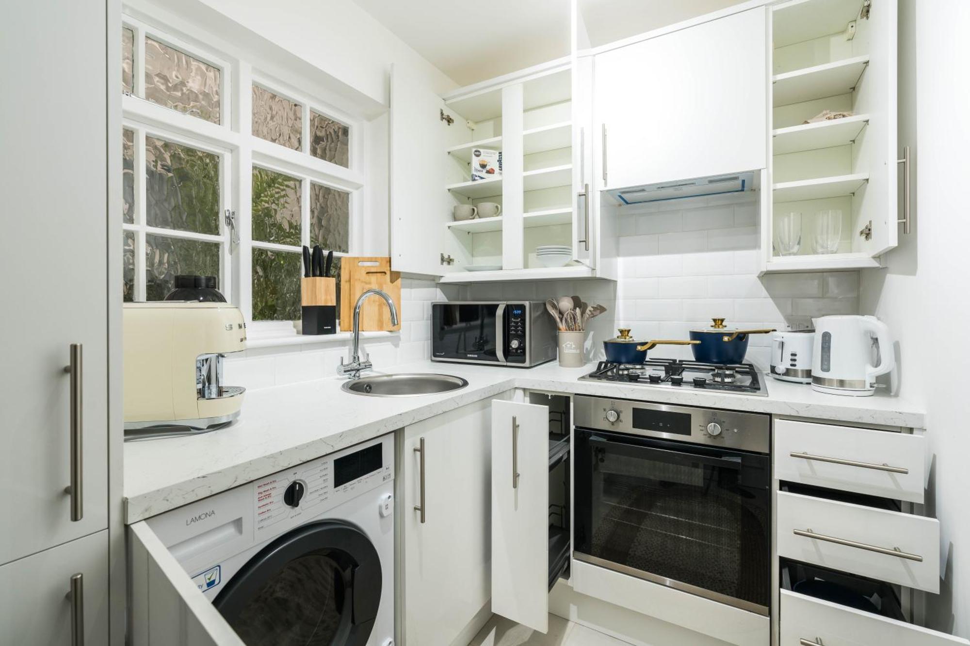 One Bedroom And 2 Bed In South Kensington-very Lively Area Apartment