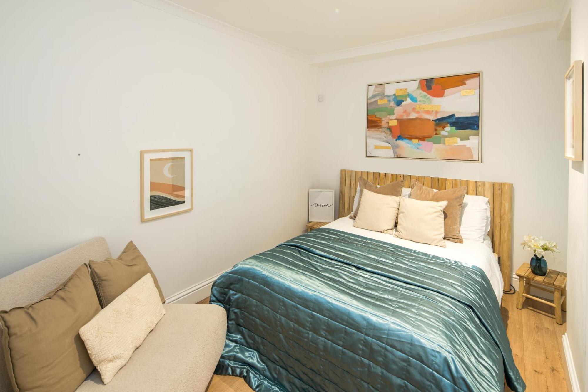 One Bedroom And 2 Bed In South Kensington-very Lively Area London
