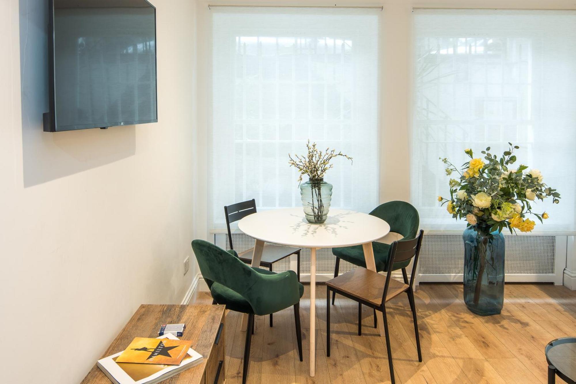 One Bedroom And 2 Bed In South Kensington-very Lively Area