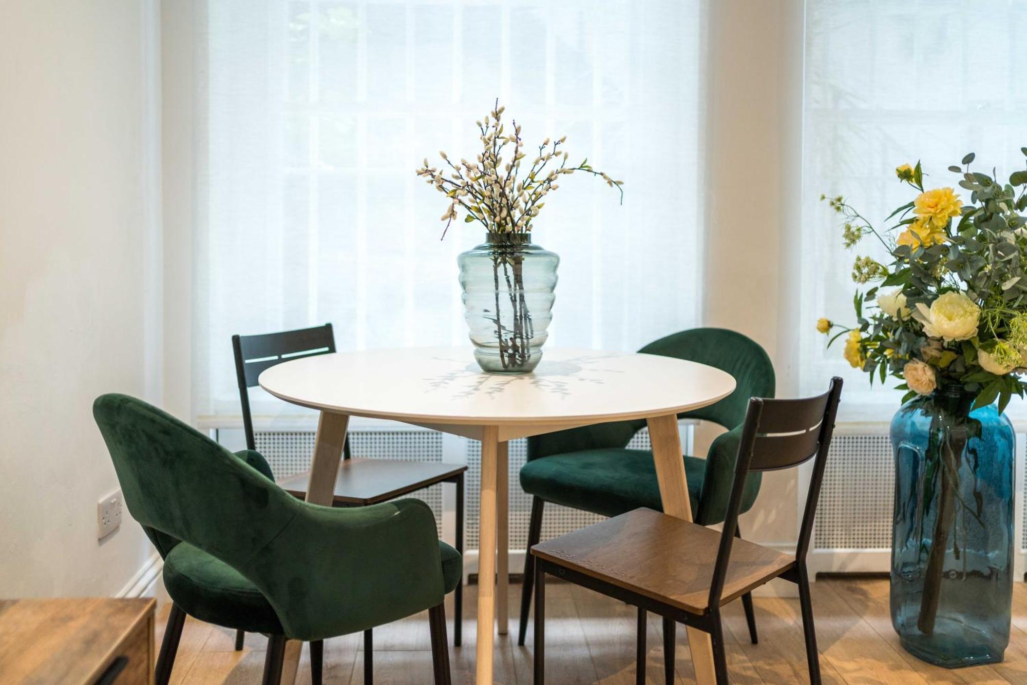 Apartment One Bedroom And 2 Bed In South Kensington-very Lively Area