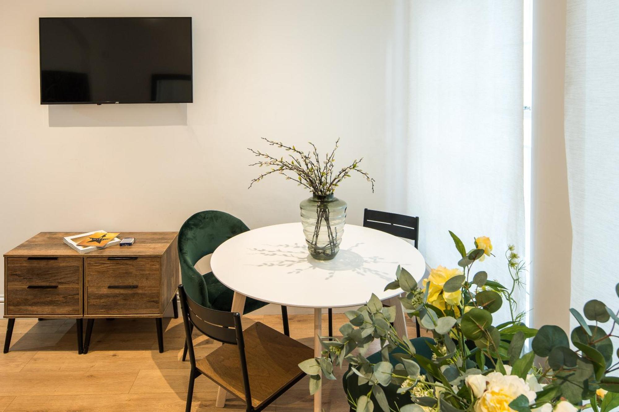 One Bedroom And 2 Bed In South Kensington-very Lively Area Apartment London