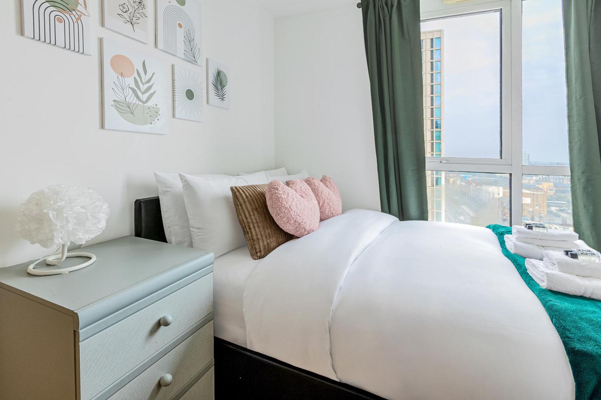 2br Gem With Balcony 5 Min Stratford Station Apartment