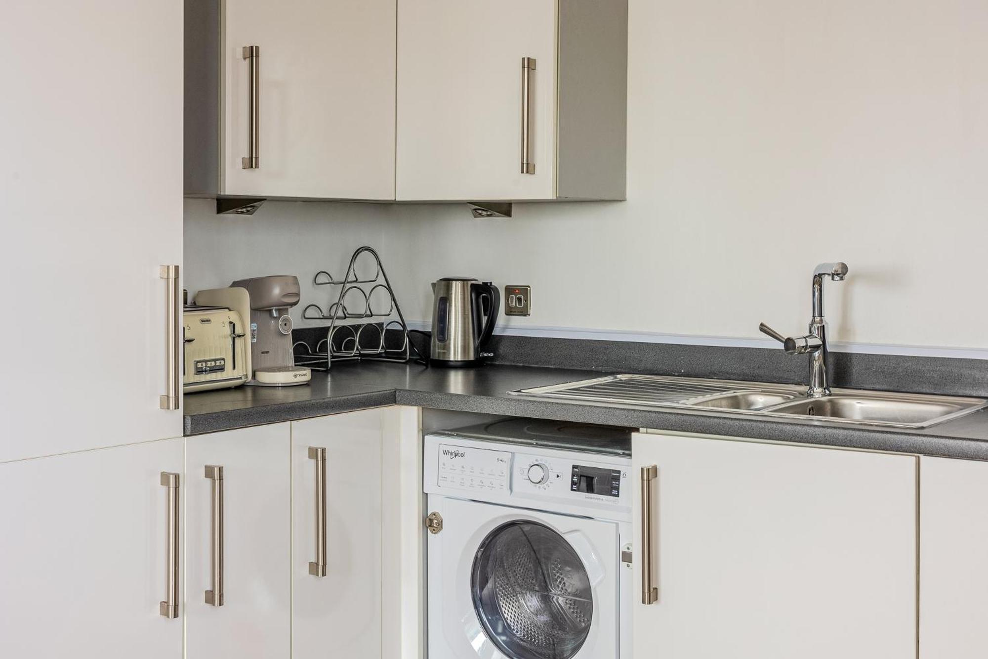 Apartment 2br Gem With Balcony 5 Min Stratford Station