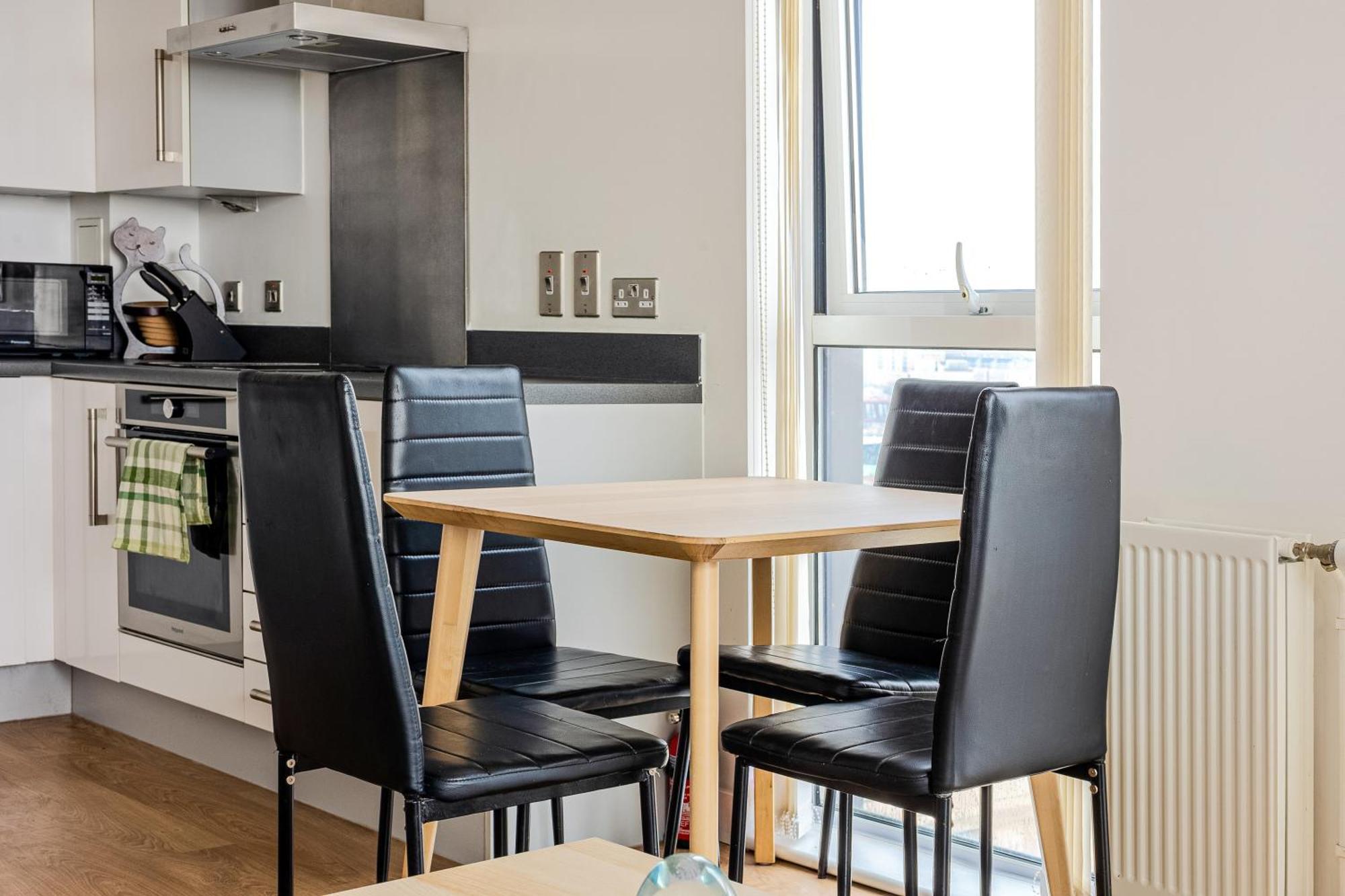 2br Gem With Balcony 5 Min Stratford Station *