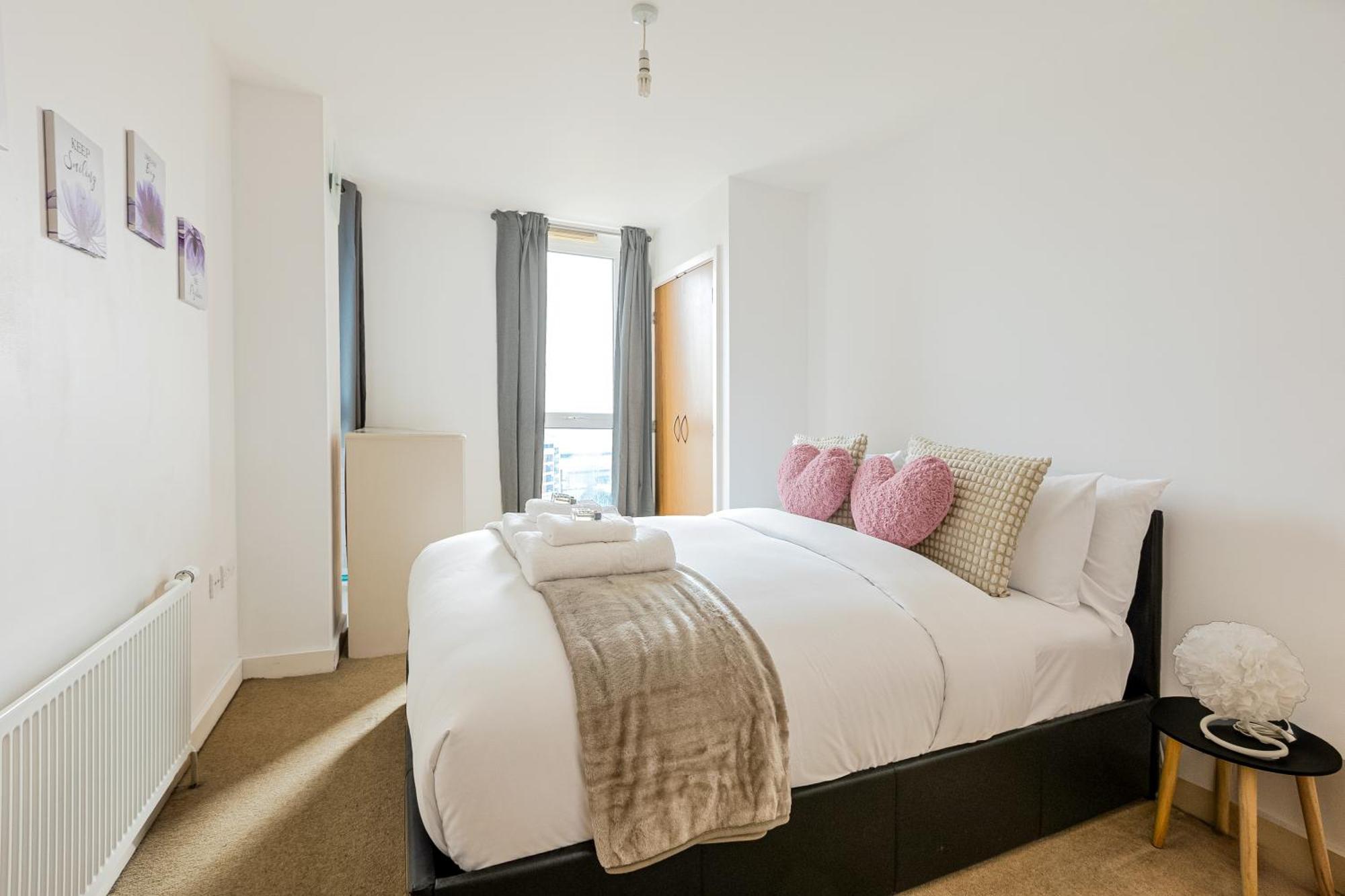 2br Gem With Balcony 5 Min Stratford Station Apartment