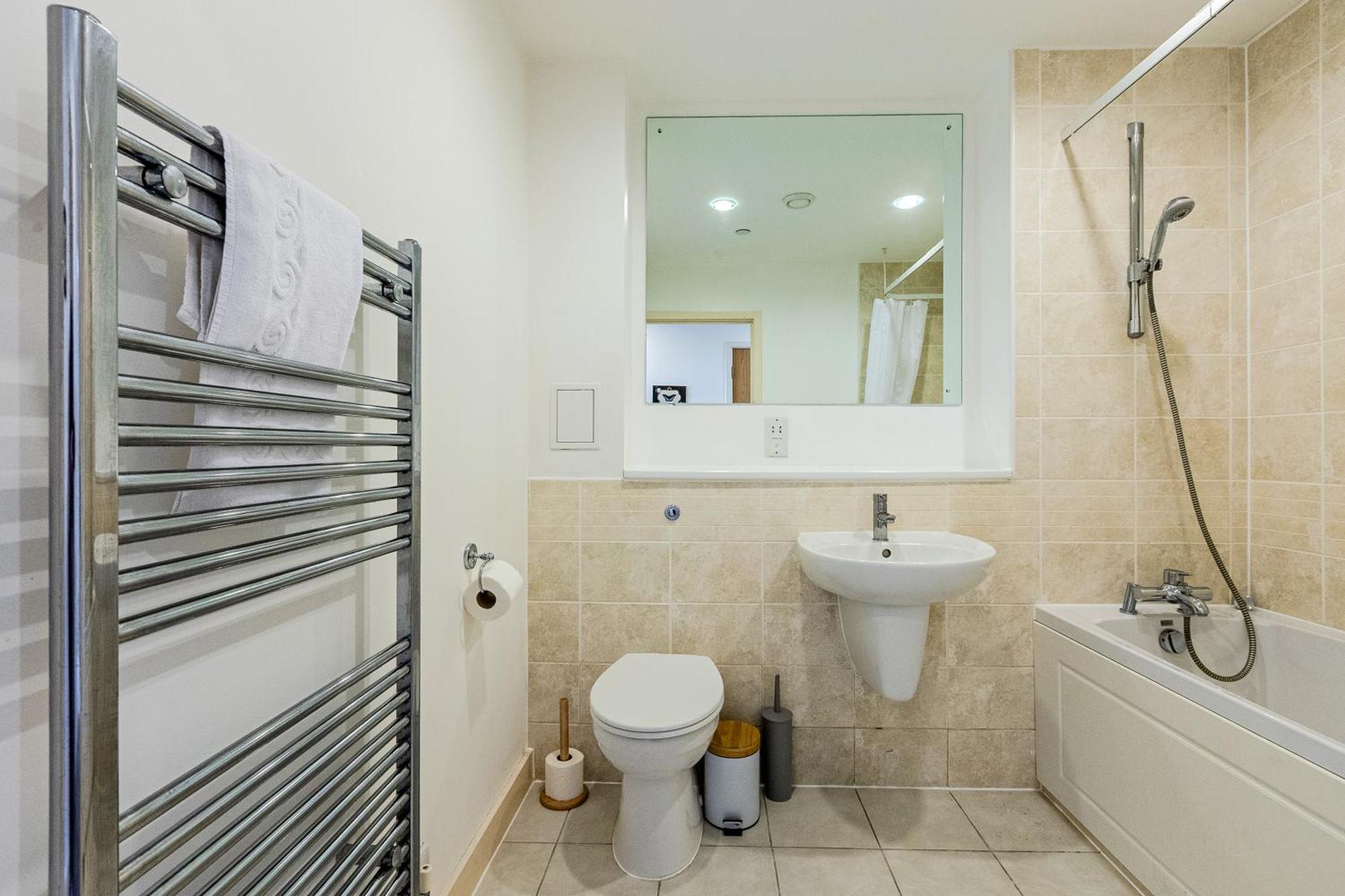 Apartment 2br Gem With Balcony 5 Min Stratford Station London