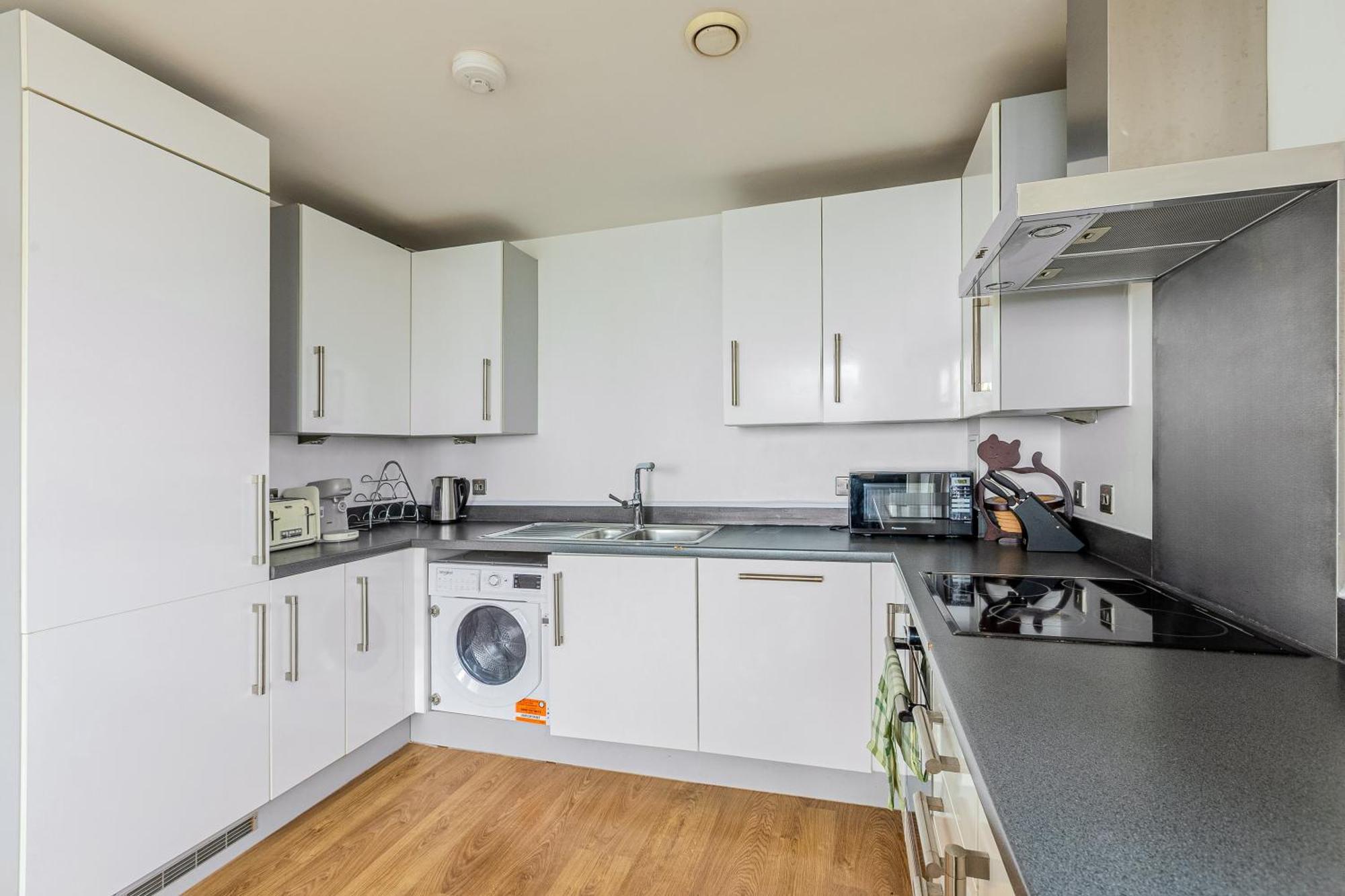 2br Gem With Balcony 5 Min Stratford Station * London