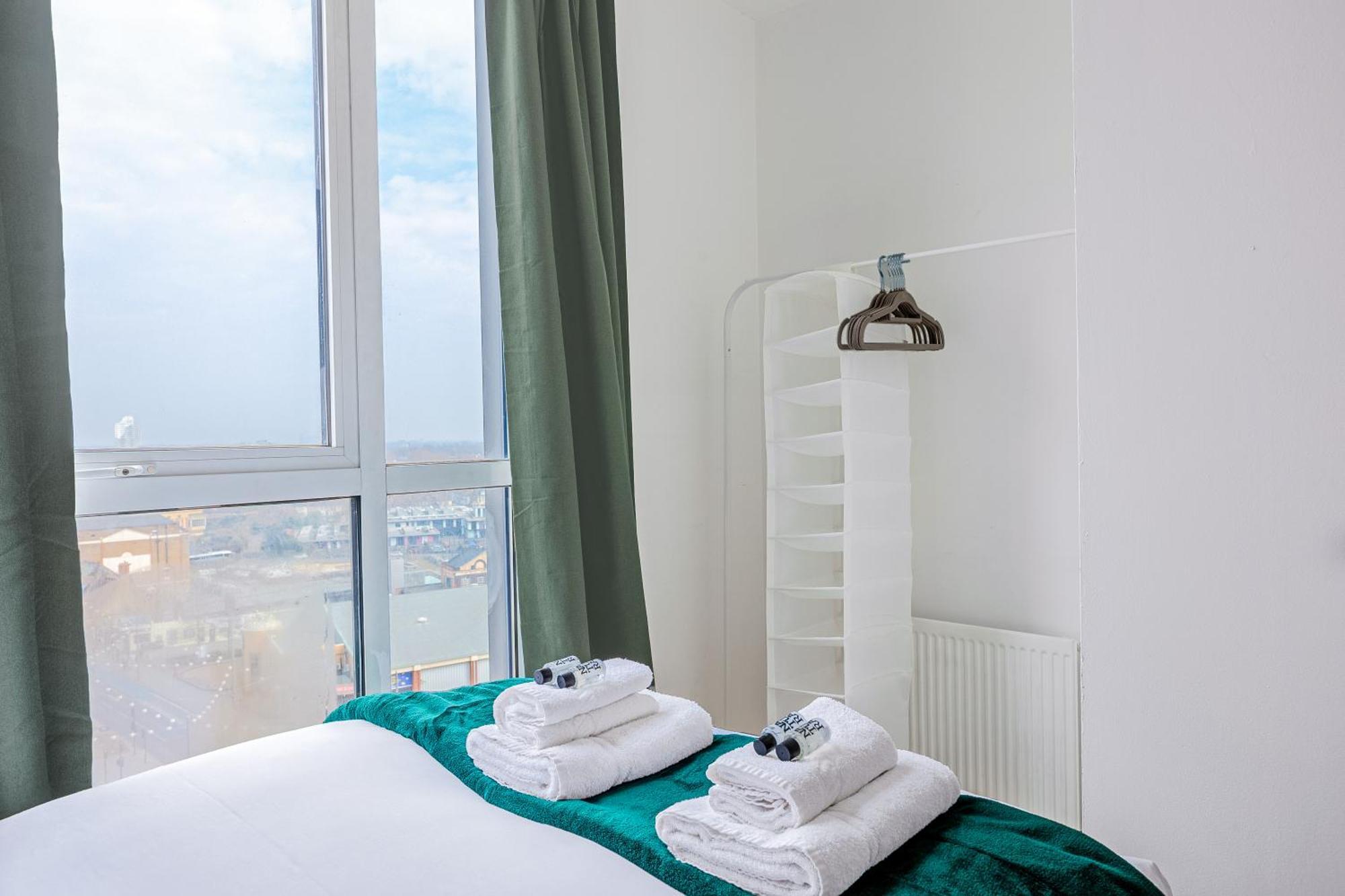 2br Gem With Balcony 5 Min Stratford Station Apartment *