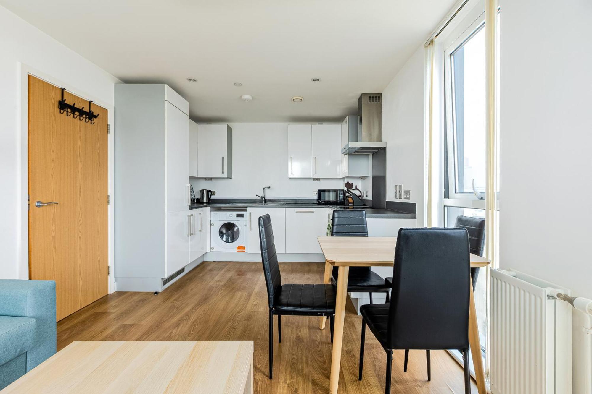 2br Gem With Balcony 5 Min Stratford Station * London