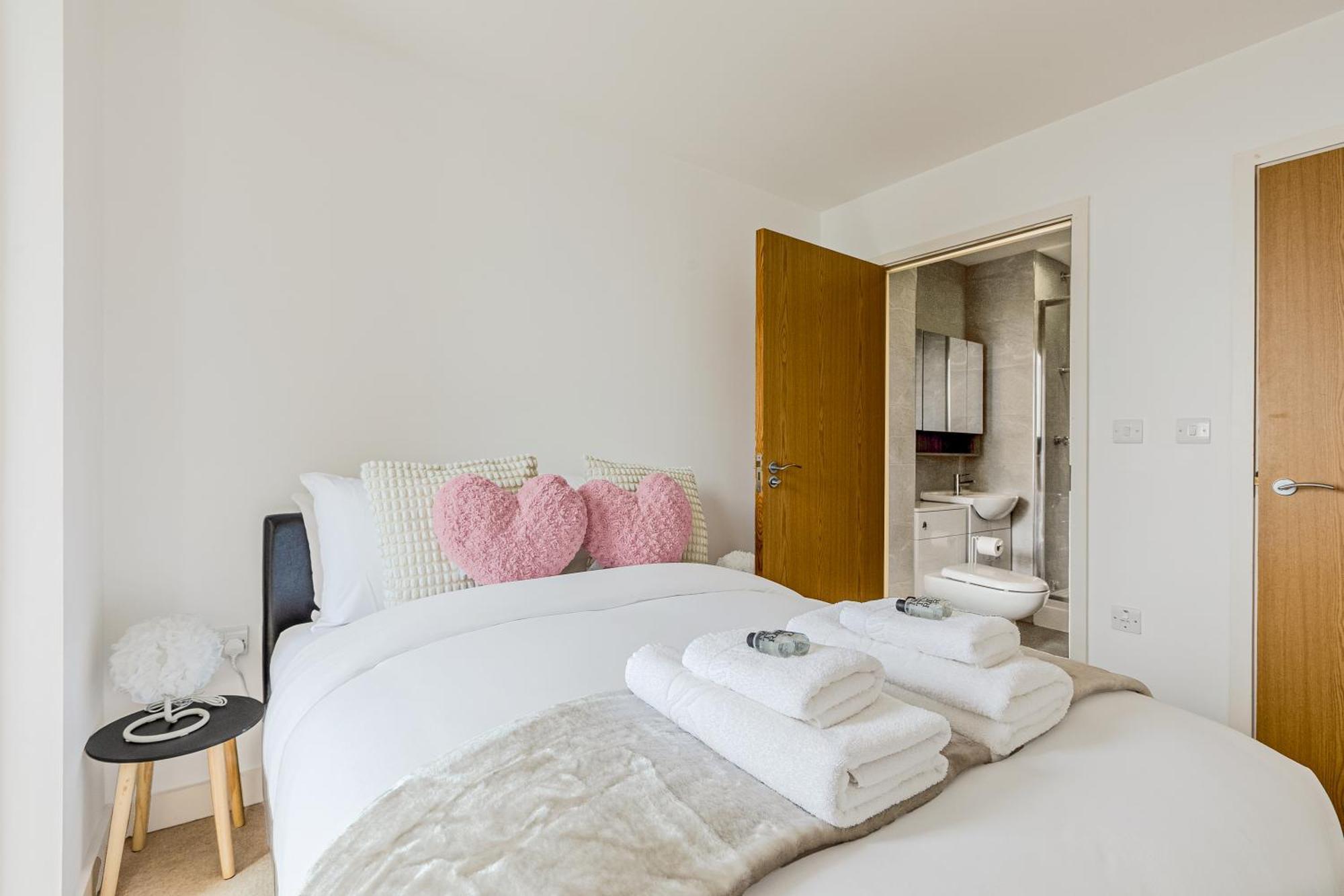 Apartment 2br Gem With Balcony 5 Min Stratford Station