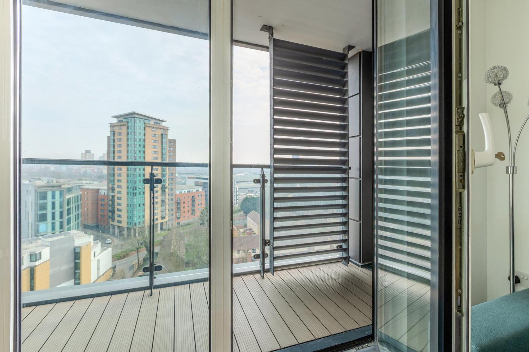 2br Gem With Balcony 5 Min Stratford Station Apartment London