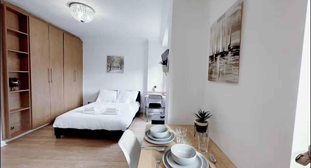 Modern With Patio Apartment London
