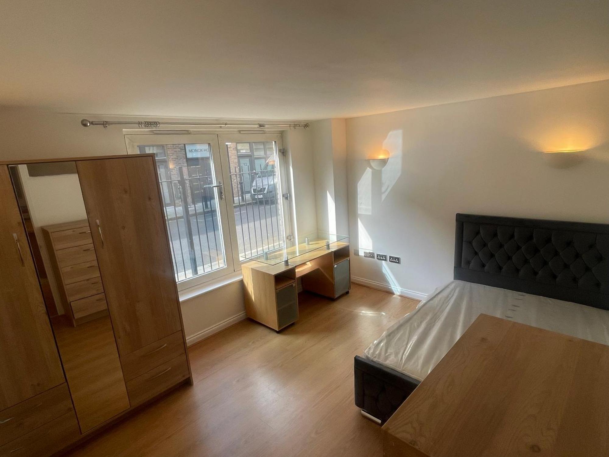 Urban Living At Its Stylish 4-bed Flat With Gym, Underground Parking , Prime Location, Just 2 Minutes From Borough Market & Tube Apartment London