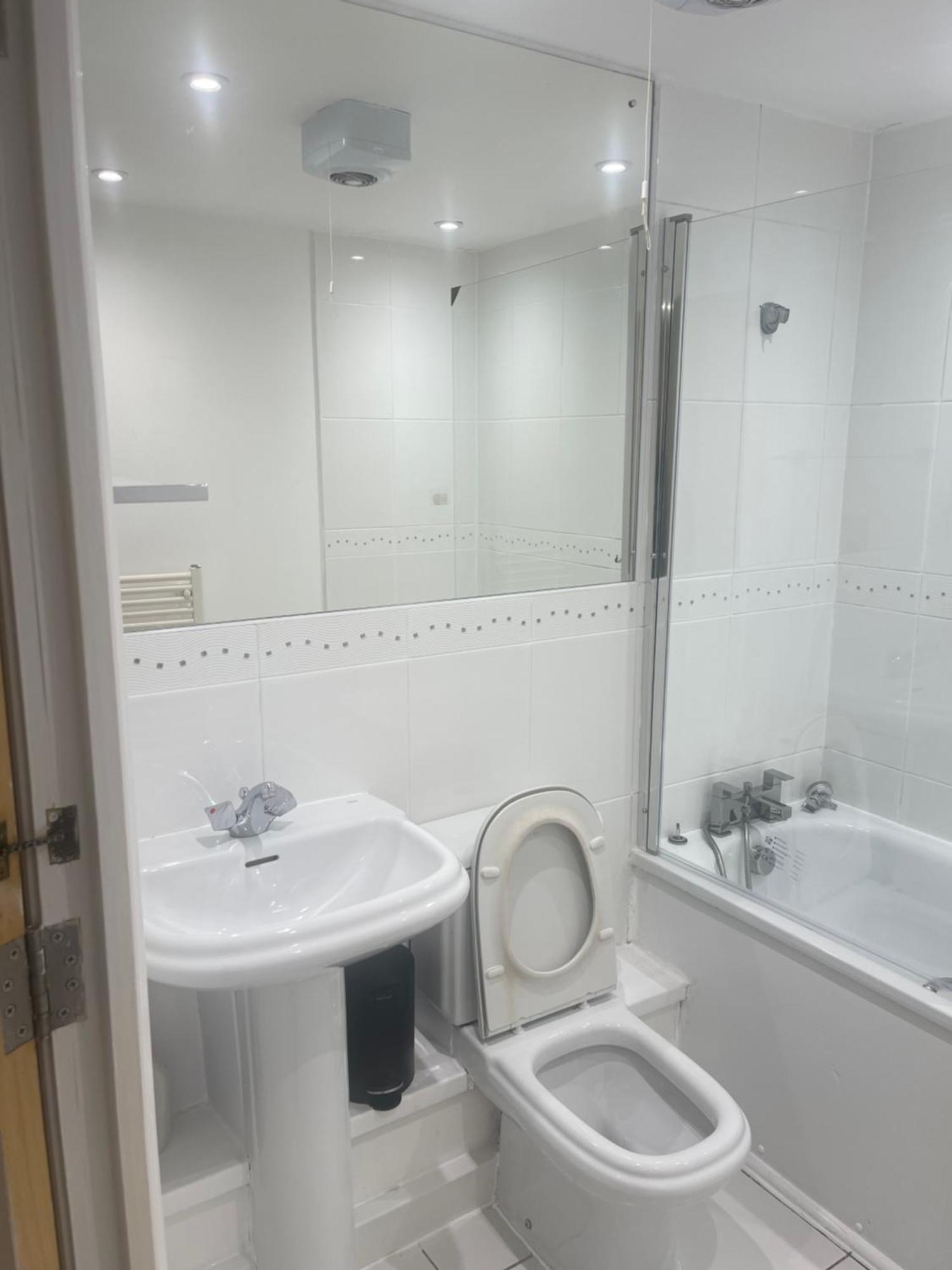 Urban Living At Its Stylish 4-bed Flat With Gym, Underground Parking , Prime Location, Just 2 Minutes From Borough Market & Tube Apartment London